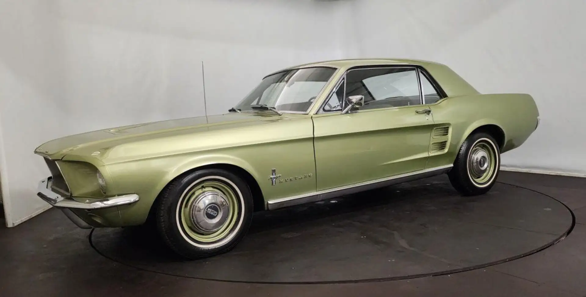 Ford Mustang Vert - 2