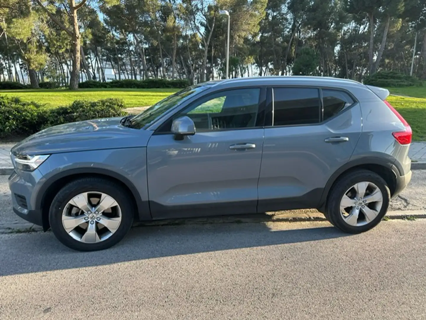 Volvo XC40 B3 Momentum Core Aut. Bleu - 1
