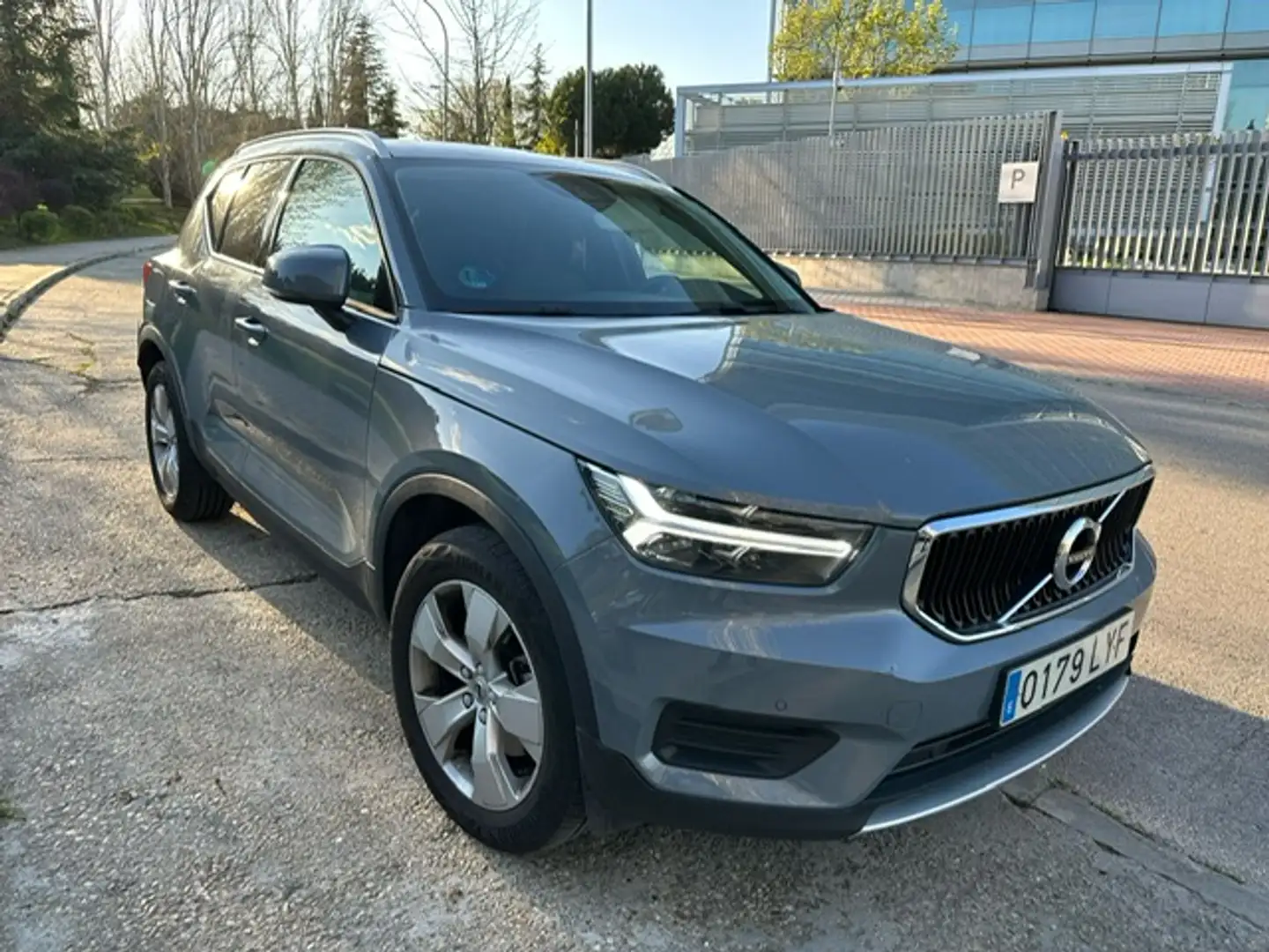 Volvo XC40 B3 Momentum Core Aut. Bleu - 2