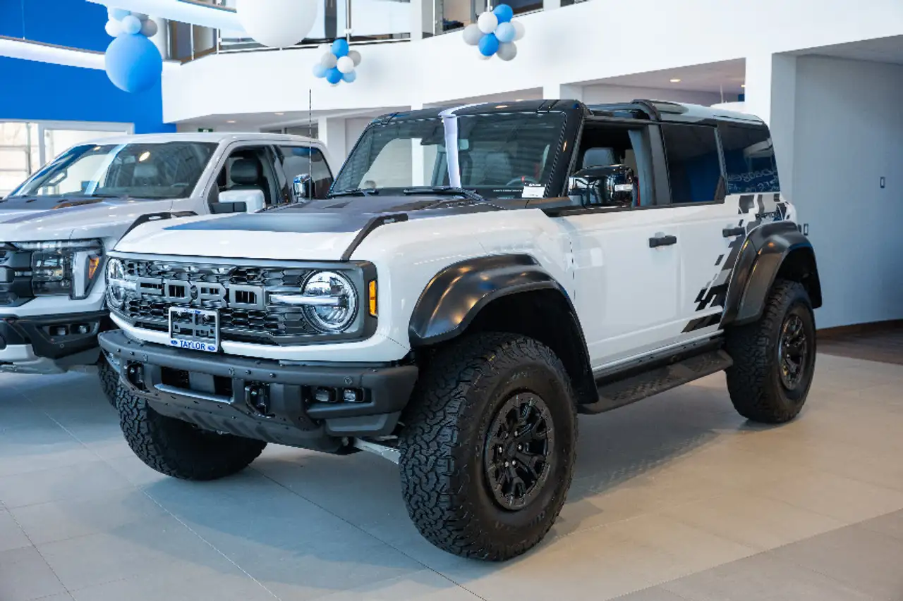 Ford Bronco photo Ford Bronco