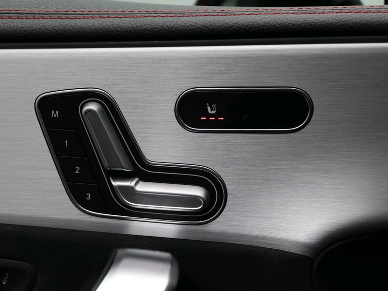 Mercedes-Benz CLA 180 Business Solution AMG / Panoramadak/ Night/ Memory — photo 3