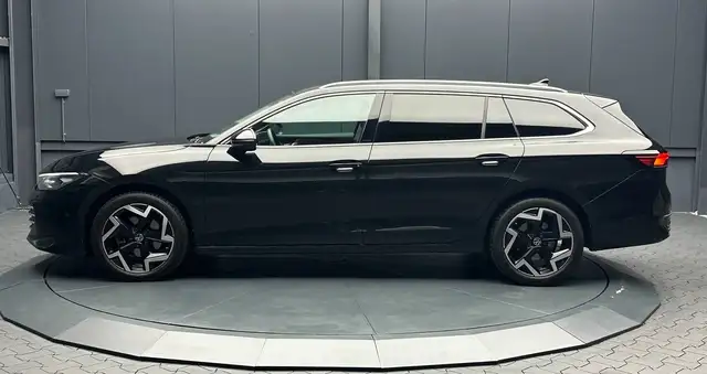 Volkswagen Passat view 2