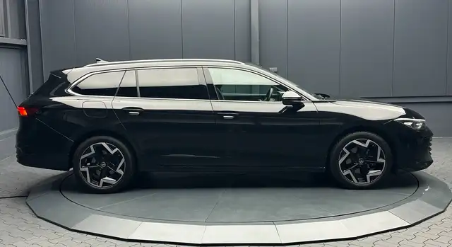Volkswagen Passat view 6