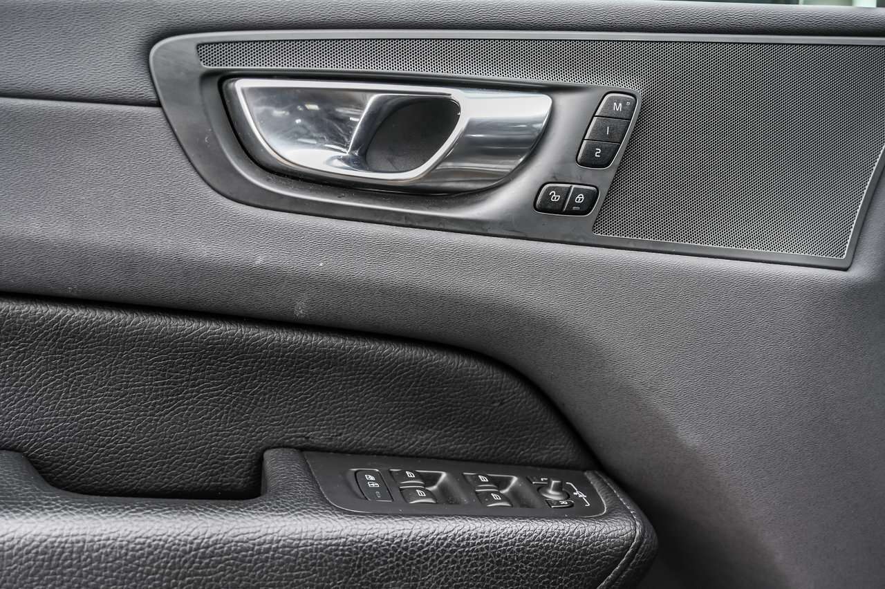 2022 Volvo XC60 B6 AWD Momentum Climate / 20s / Climat / 20s thumb 11