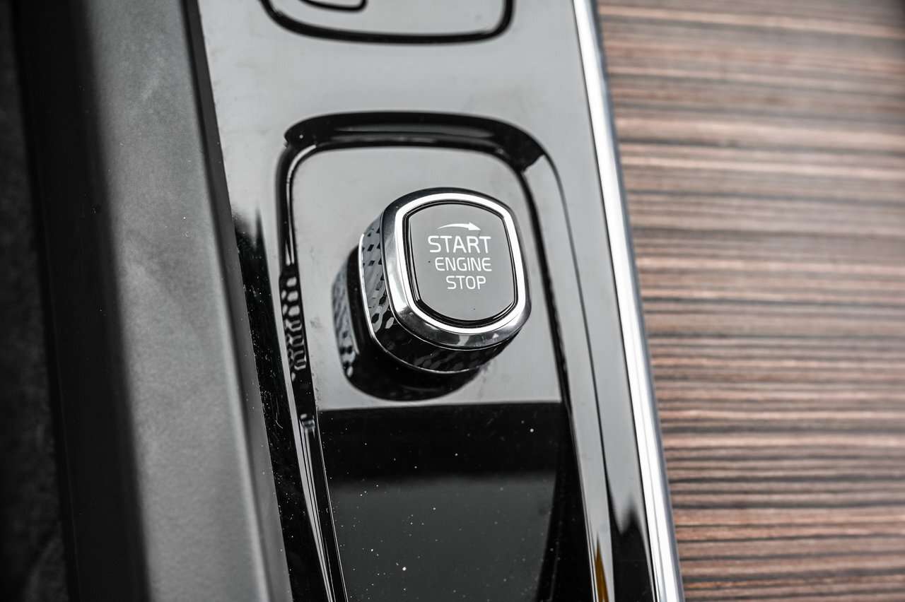 2022 Volvo XC60 B6 AWD Momentum Climate / 20s / Climat / 20s thumb 16
