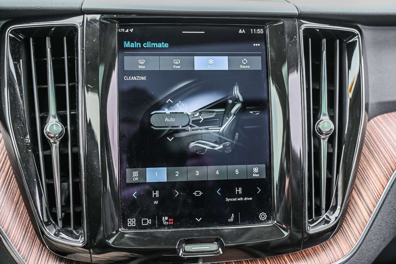 2022 Volvo XC60 B6 AWD Momentum Climate / 20s / Climat / 20s thumb 18