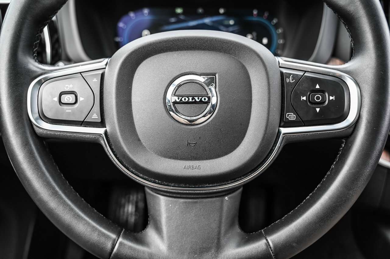 2022 Volvo XC60 B6 AWD Momentum Climate / 20s / Climat / 20s thumb 13