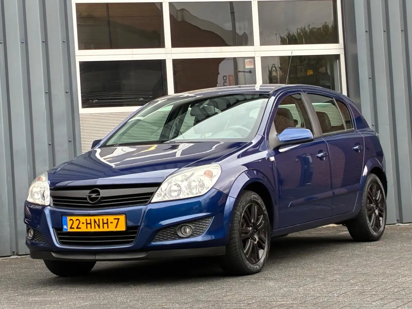 Opel Astra 1.8 Cosmo Automaat Leder Airco Navi Cruise Blauw - 1