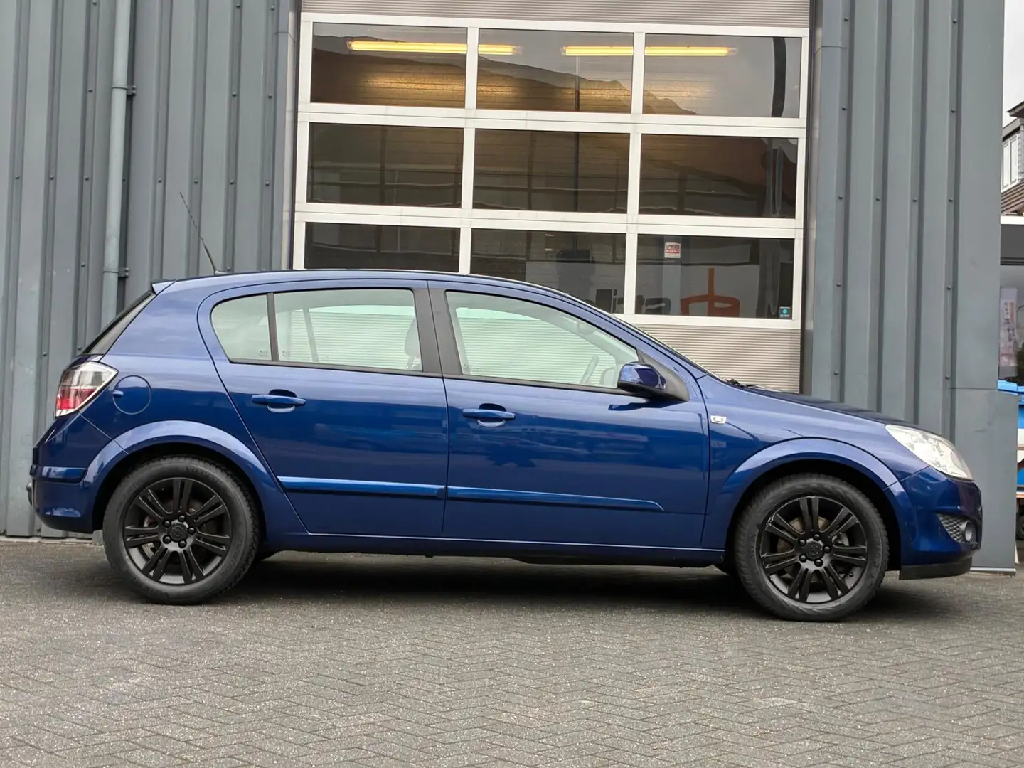 Opel Astra 1.8 Cosmo Automaat Leder Airco Navi Cruise Blauw - 2