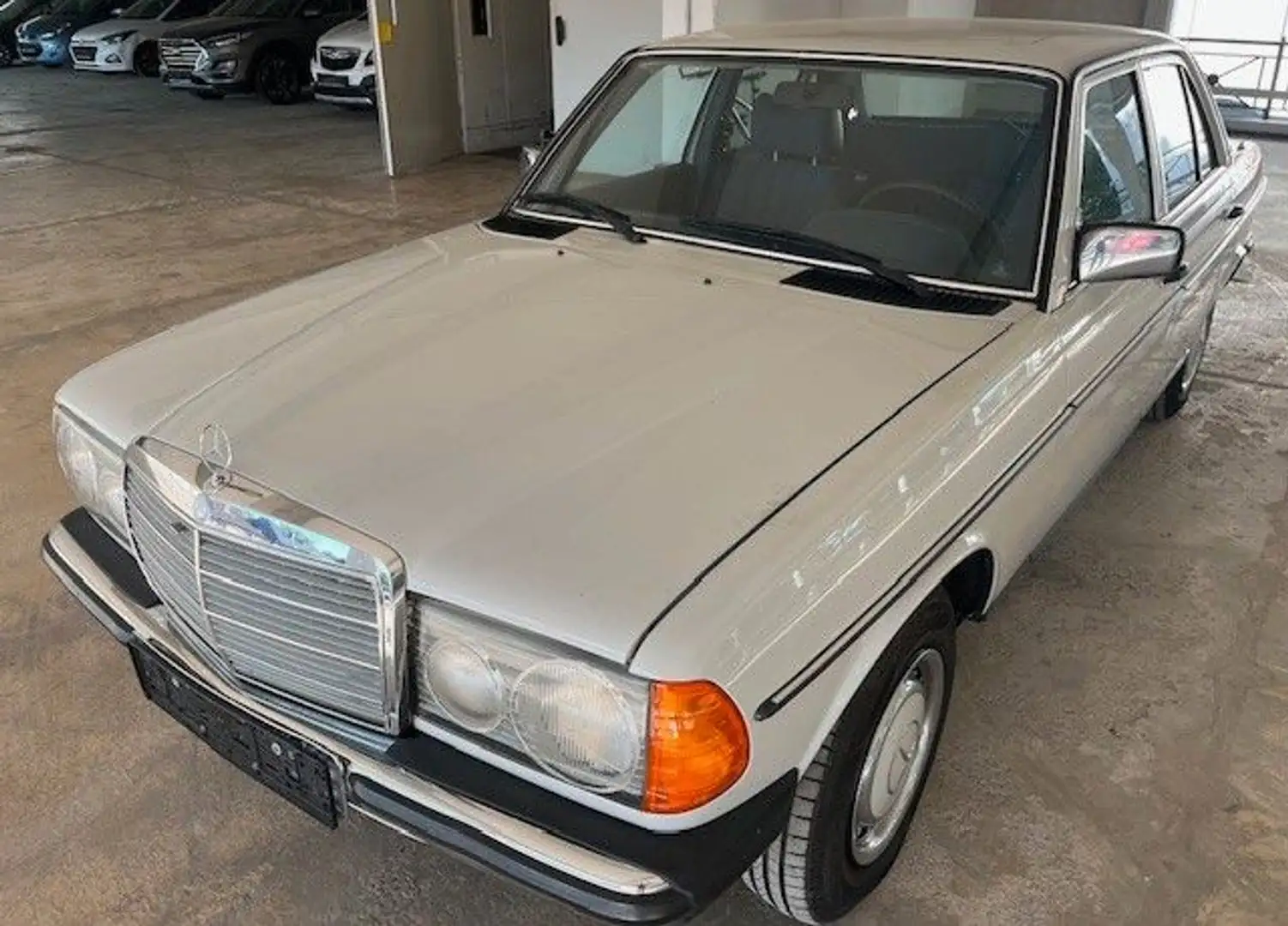 Mercedes-Benz 230 Beige - 1