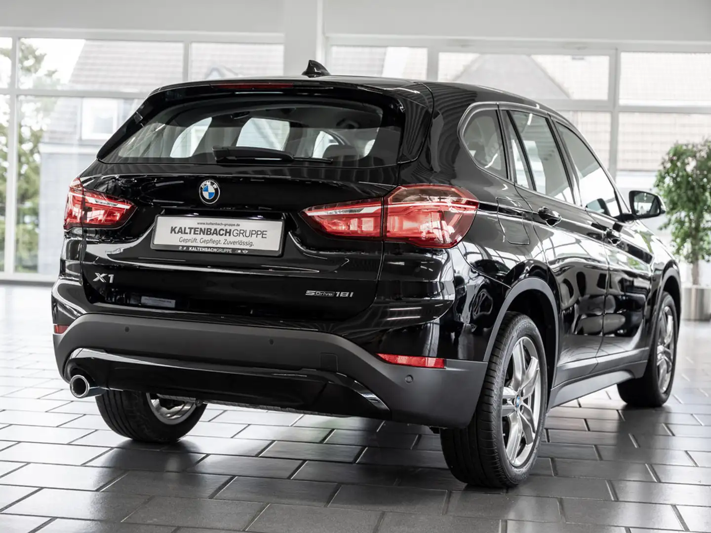 BMW X1 sDrive 18i Advantage FACEL. AHK NAVI SHZ Zwart - 2