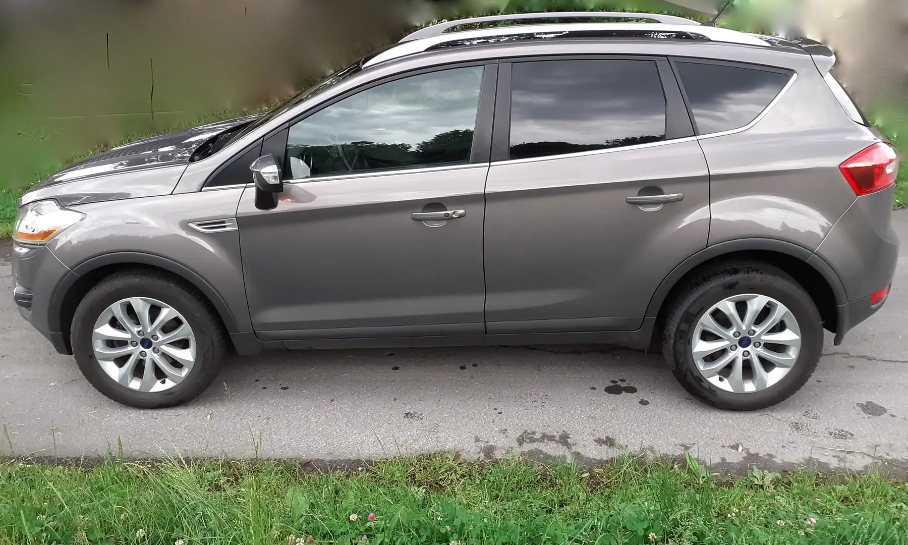 Ford Kuga Kuga Diesel S 2.0 TDCi 4x4 Plus Editionsmodell Braun - 1