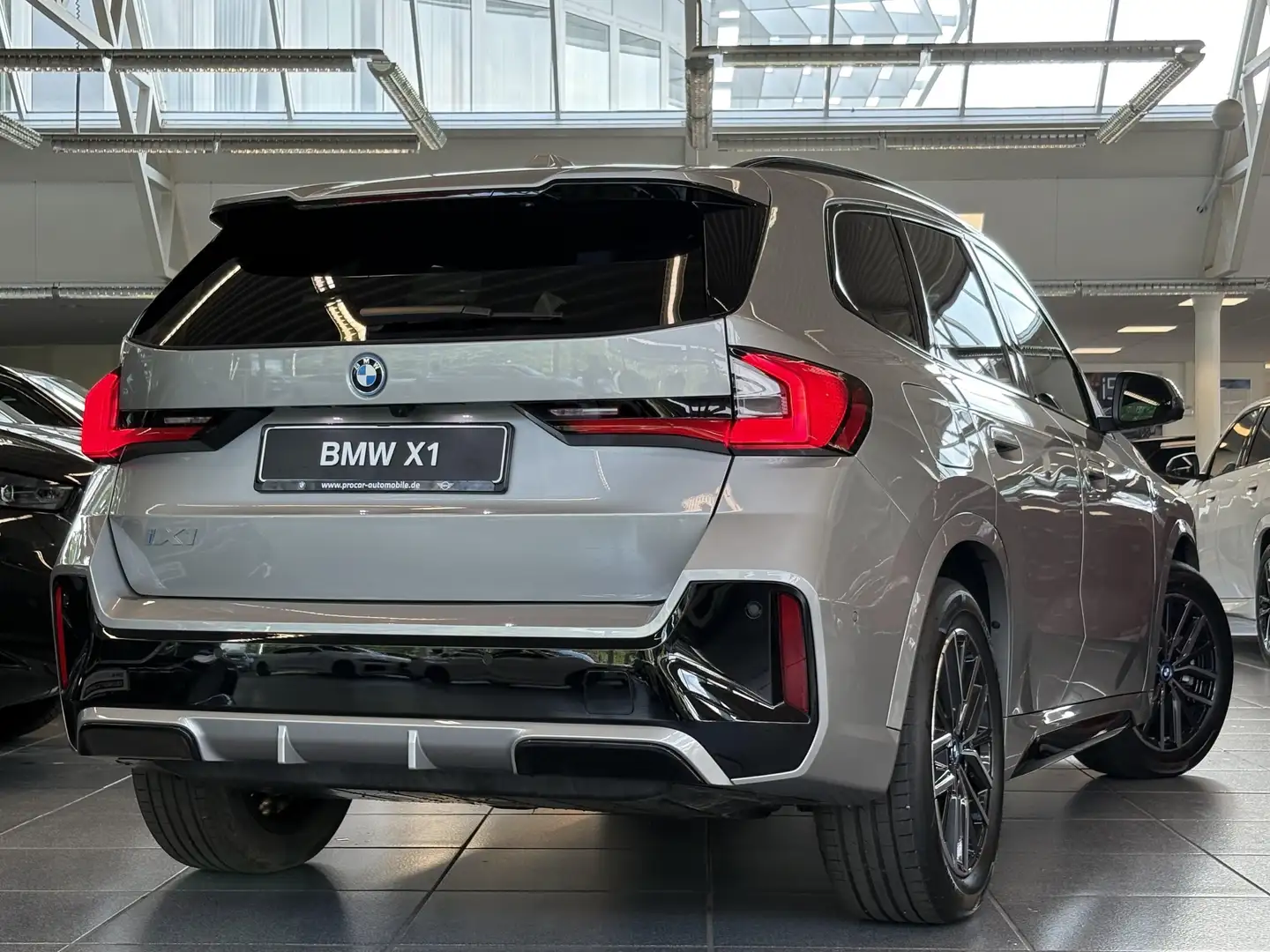 BMW iX1 xDrive30 M Sport DA+ PA+ H/K HuD Grijs - 2