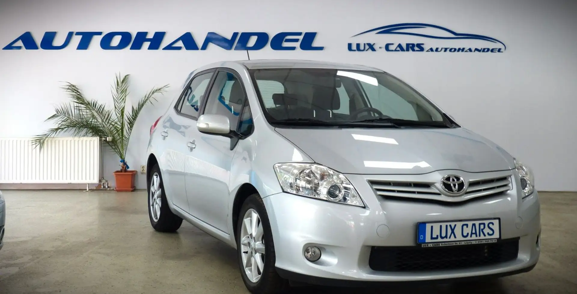 Toyota Auris Life+ Silber - 1