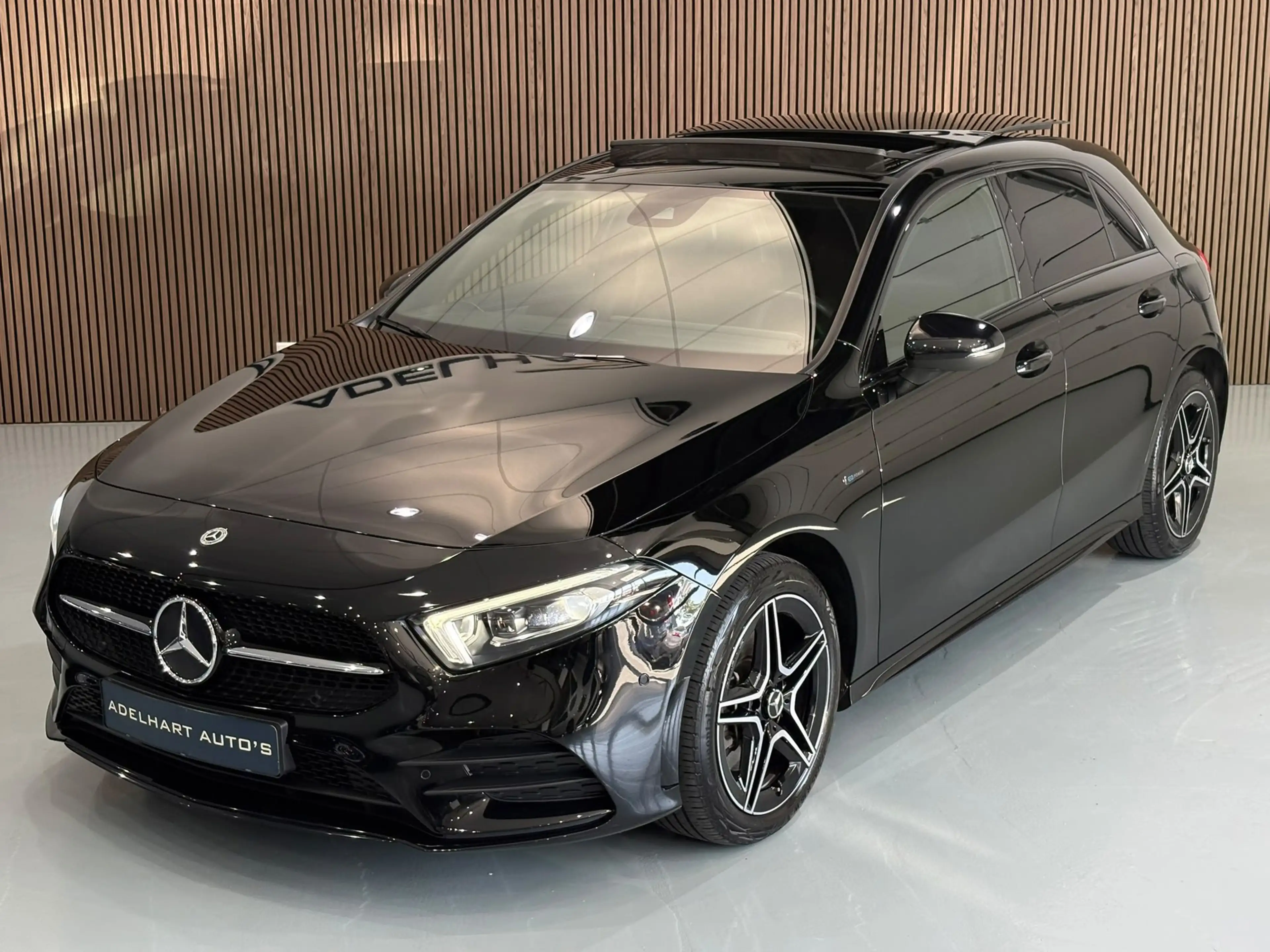 Mercedes-Benz A 250 e Business Solution AMG Limited / Panorama dak / L — photo 15