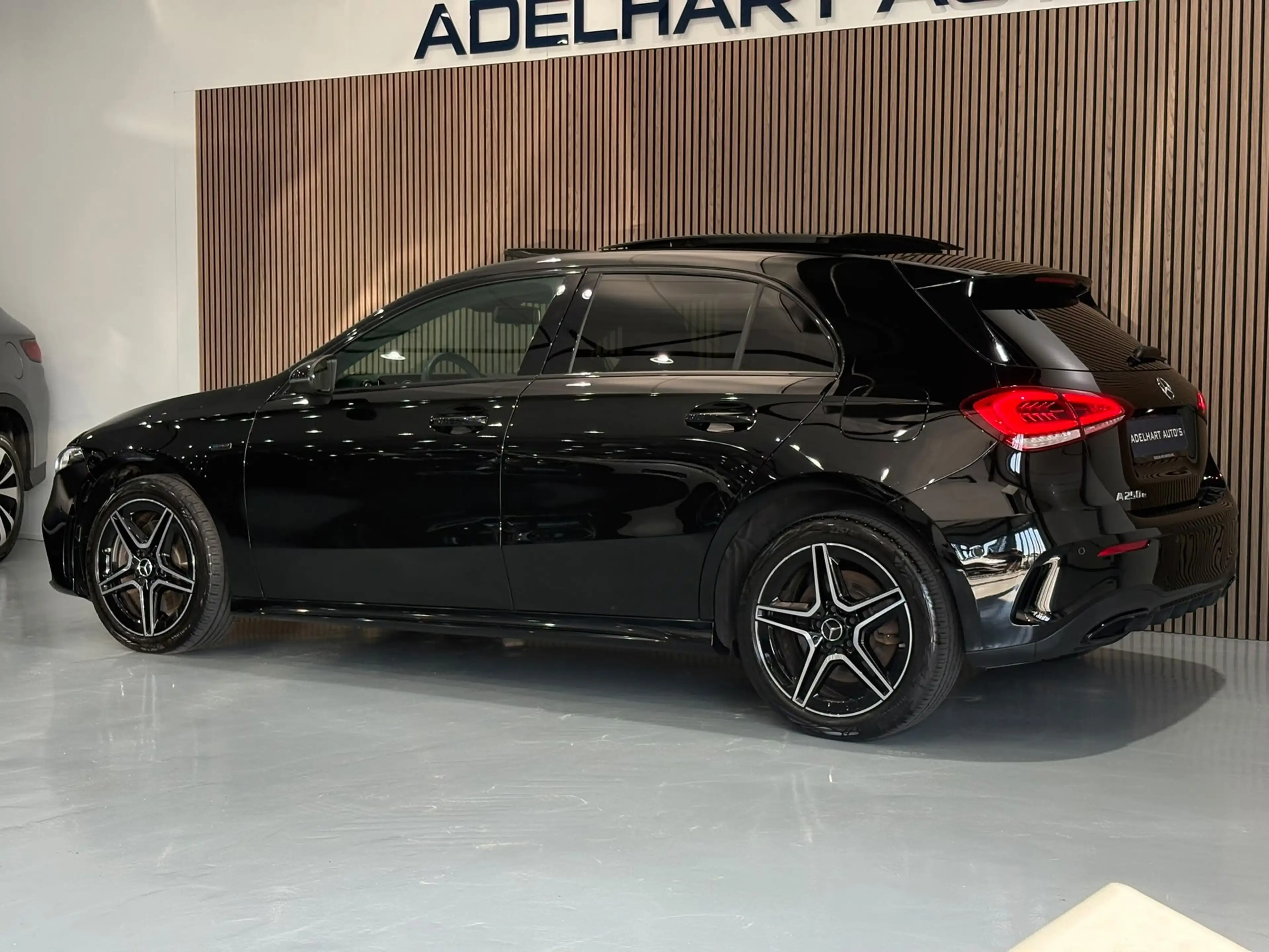 Mercedes-Benz A 250 e Business Solution AMG Limited / Panorama dak / L — photo 13