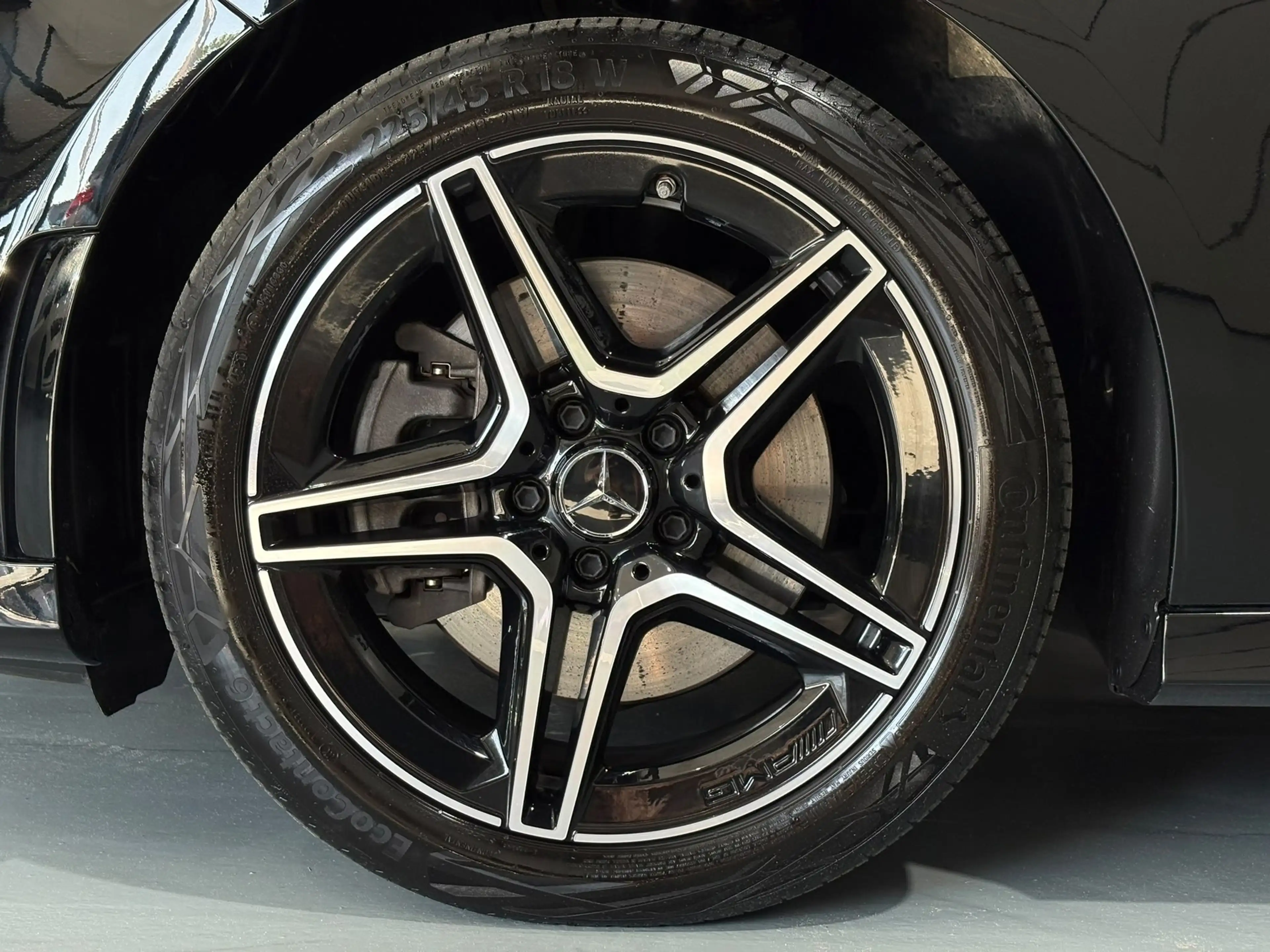 Mercedes-Benz A 250 e Business Solution AMG Limited / Panorama dak / L — photo 11