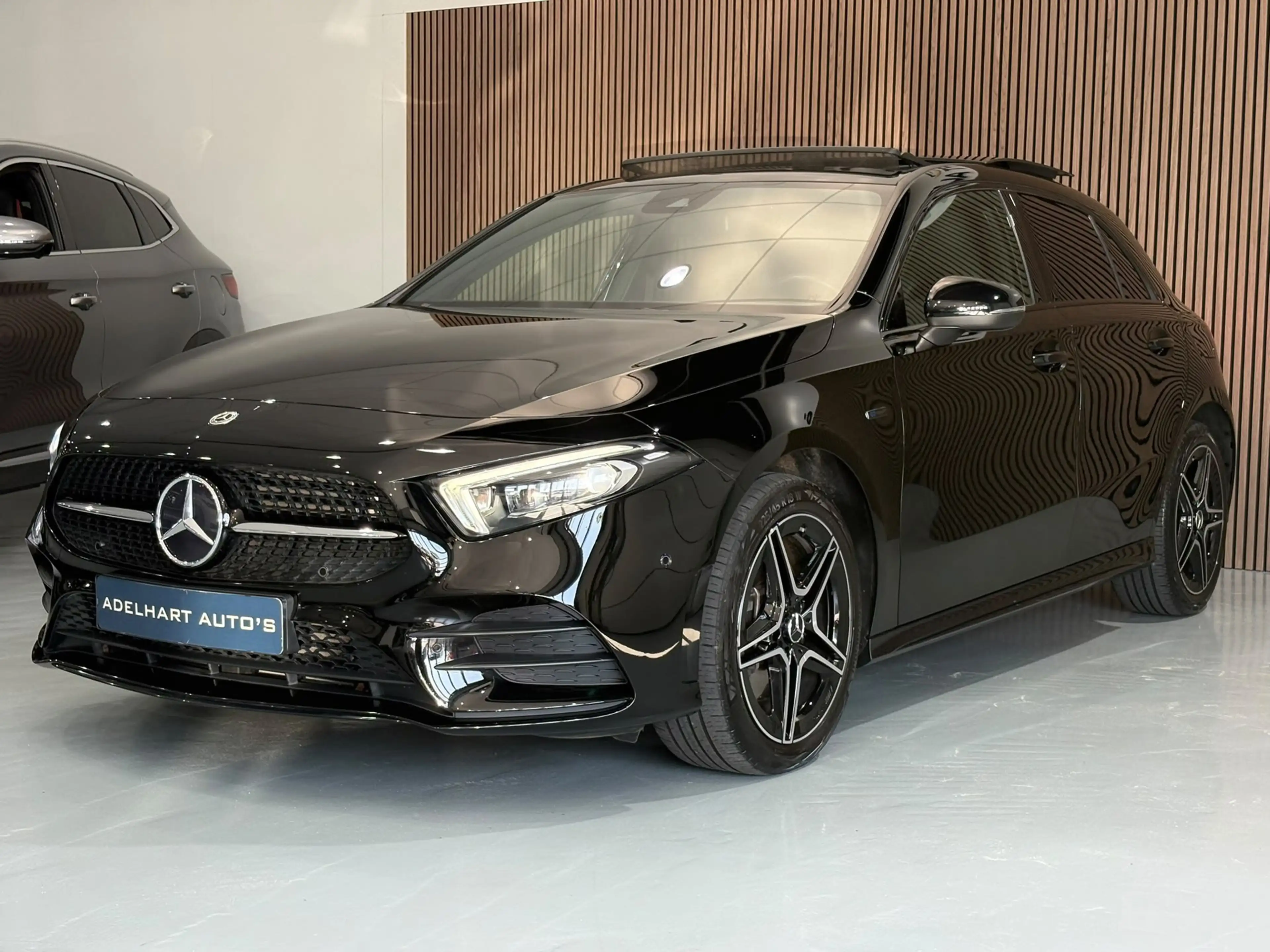 Mercedes-Benz A 250 e Business Solution AMG Limited / Panorama dak / L — photo 4