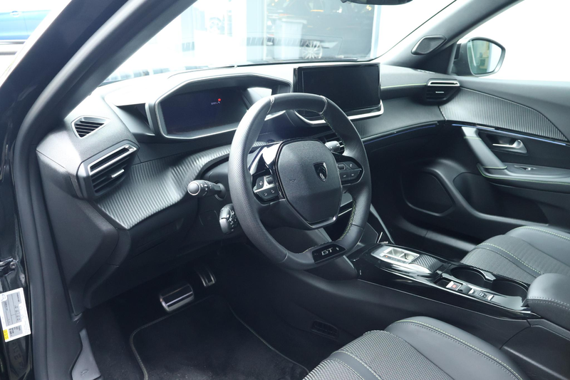 Peugeot e-2008 EV GT 54 kWh / Camera / DAB — photo 14