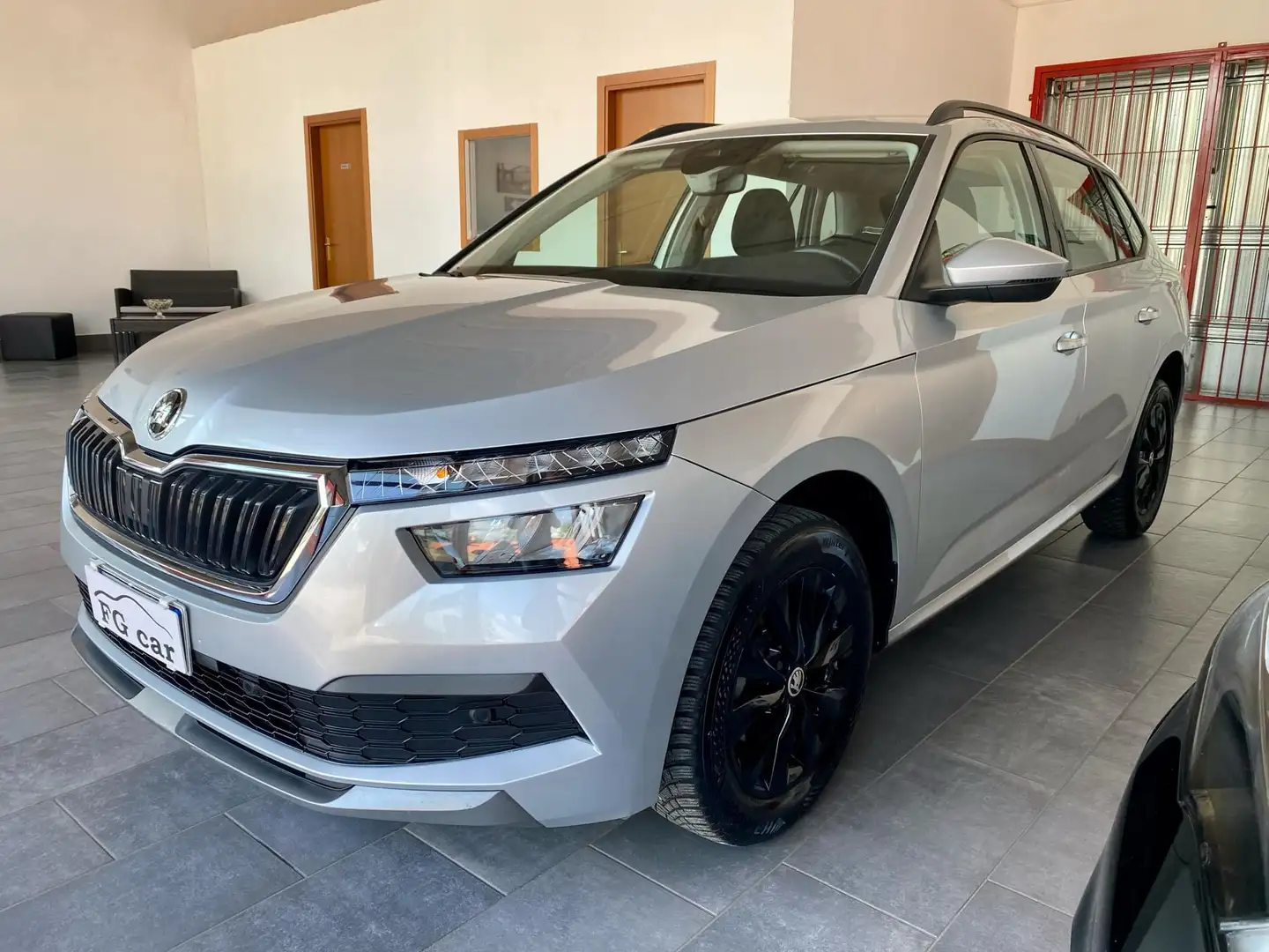 Skoda Kamiq 1.0 tsi Ambition 95Cv RETROCAMERA-CARPLAY Gris - 2