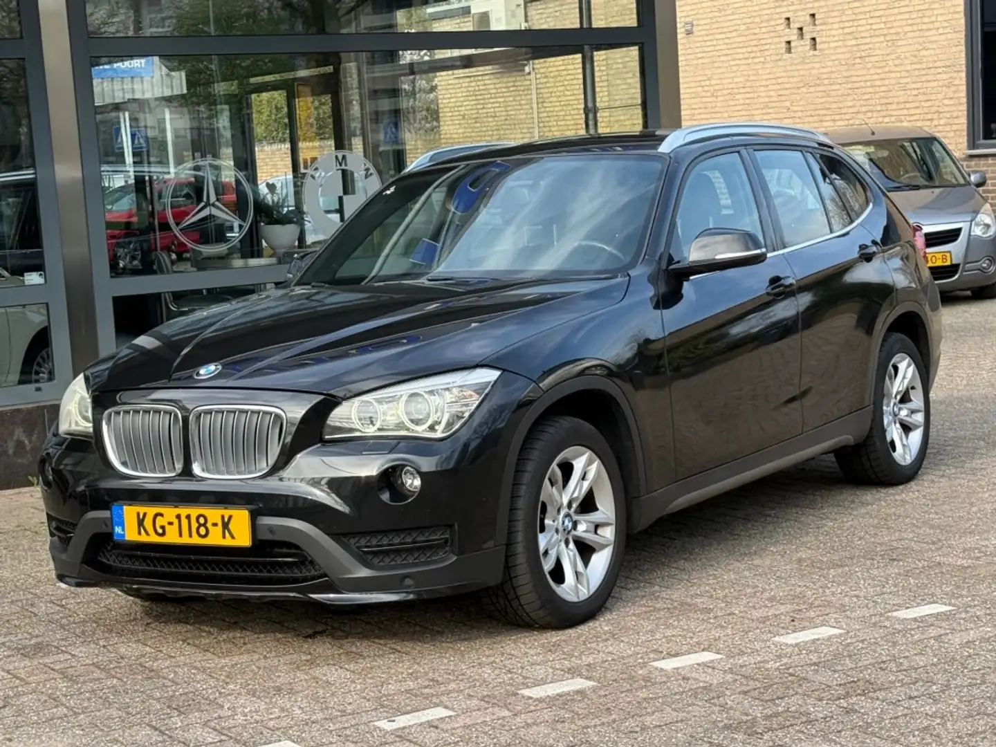 BMW X1 xDrive 18D Business+ Automaat Panoramadak Leder Zwart - 2