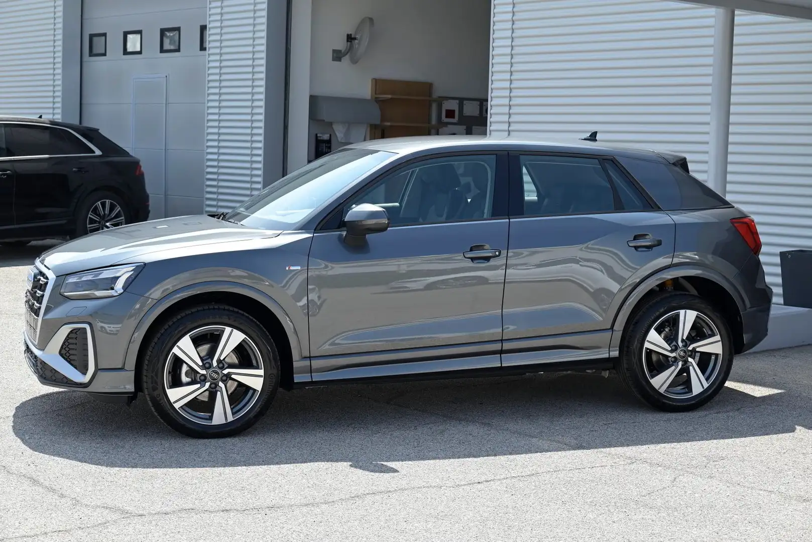 Audi Q2 2.0 (30) Tdi 116cv S-line edition Grijs - 2