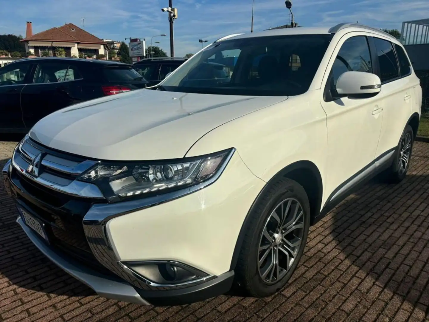 Mitsubishi Outlander 2.2 DI-D 150 CV aut. 4WD 7 posti Bianco - 1