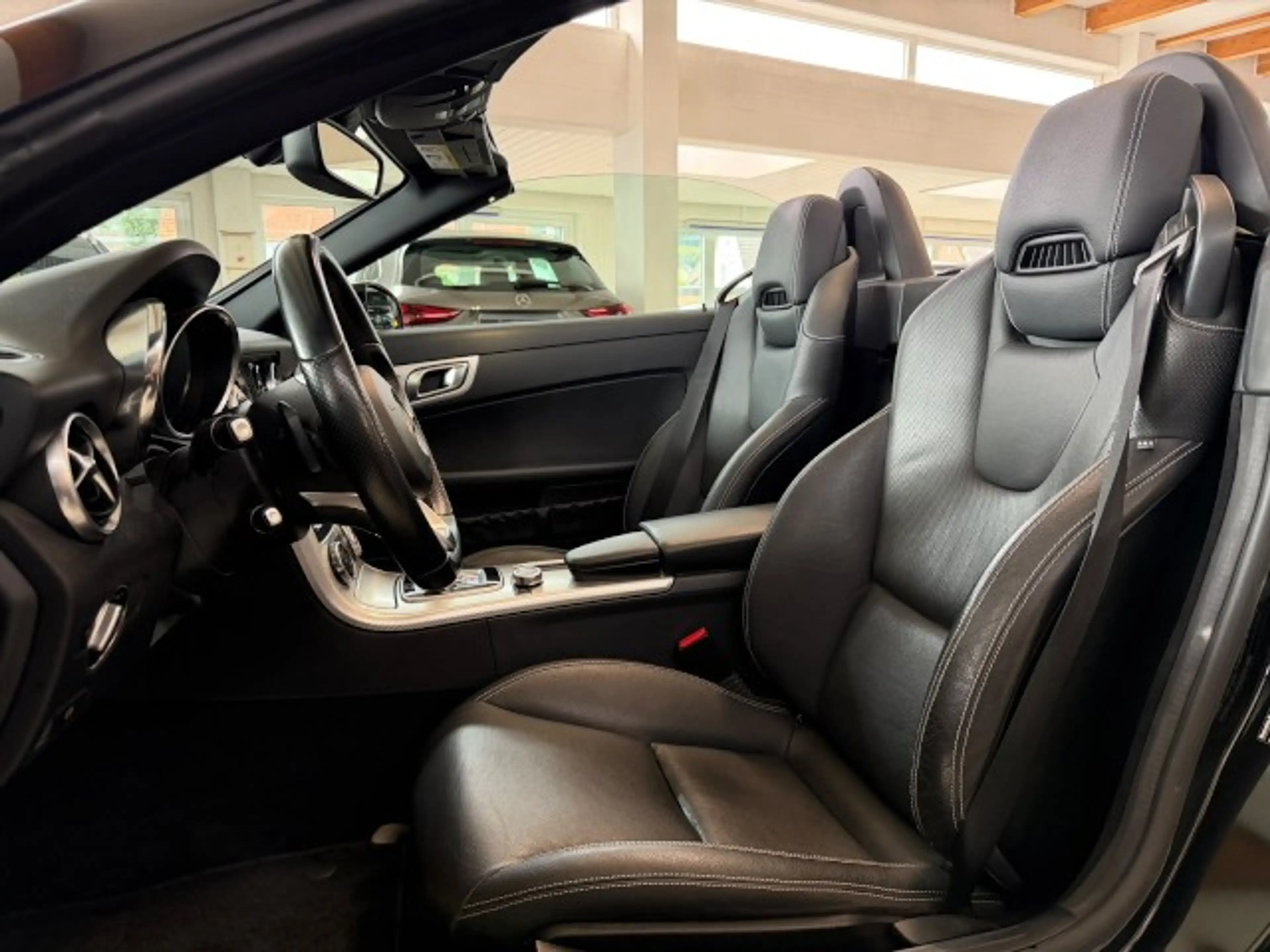 Mercedes-Benz SLC 200 +ILS+AIRSCARF+echt Leder schwarz+8xAluräder+ — photo 12