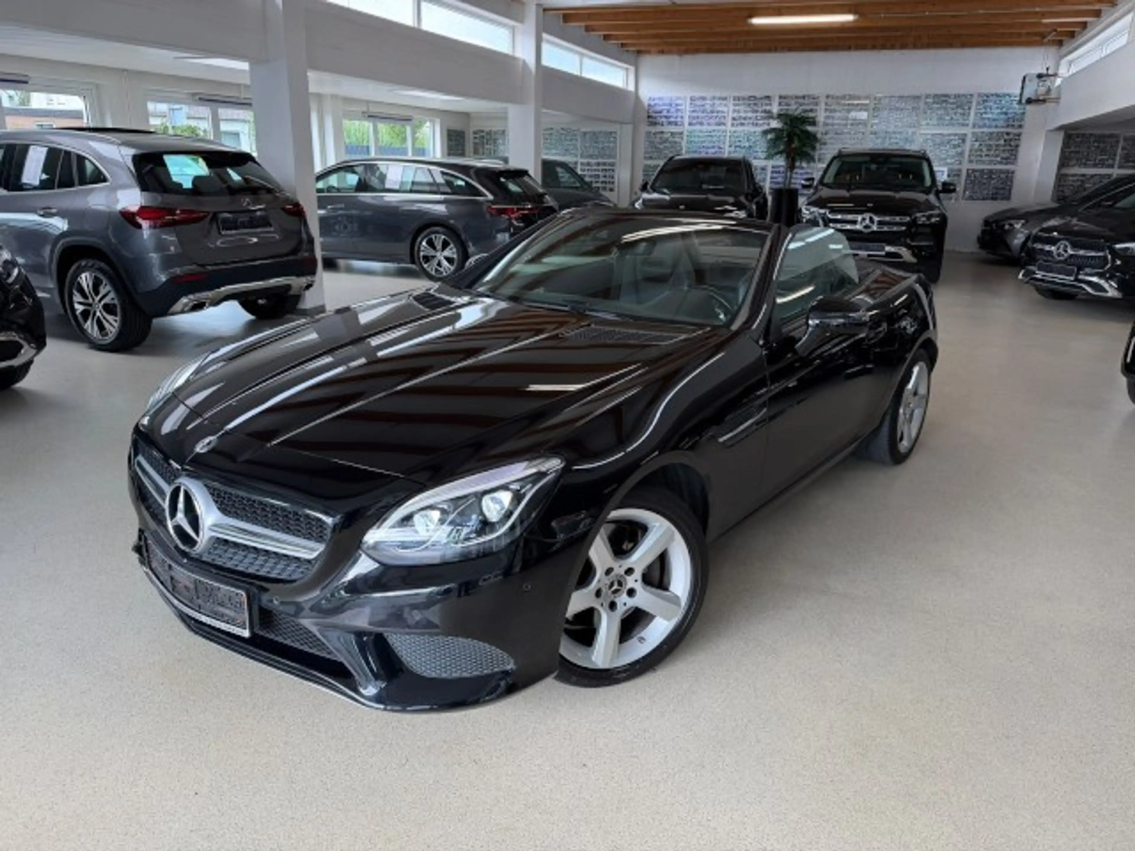 Mercedes-Benz SLC 200 +ILS+AIRSCARF+echt Leder schwarz+8xAluräder+ — photo 3