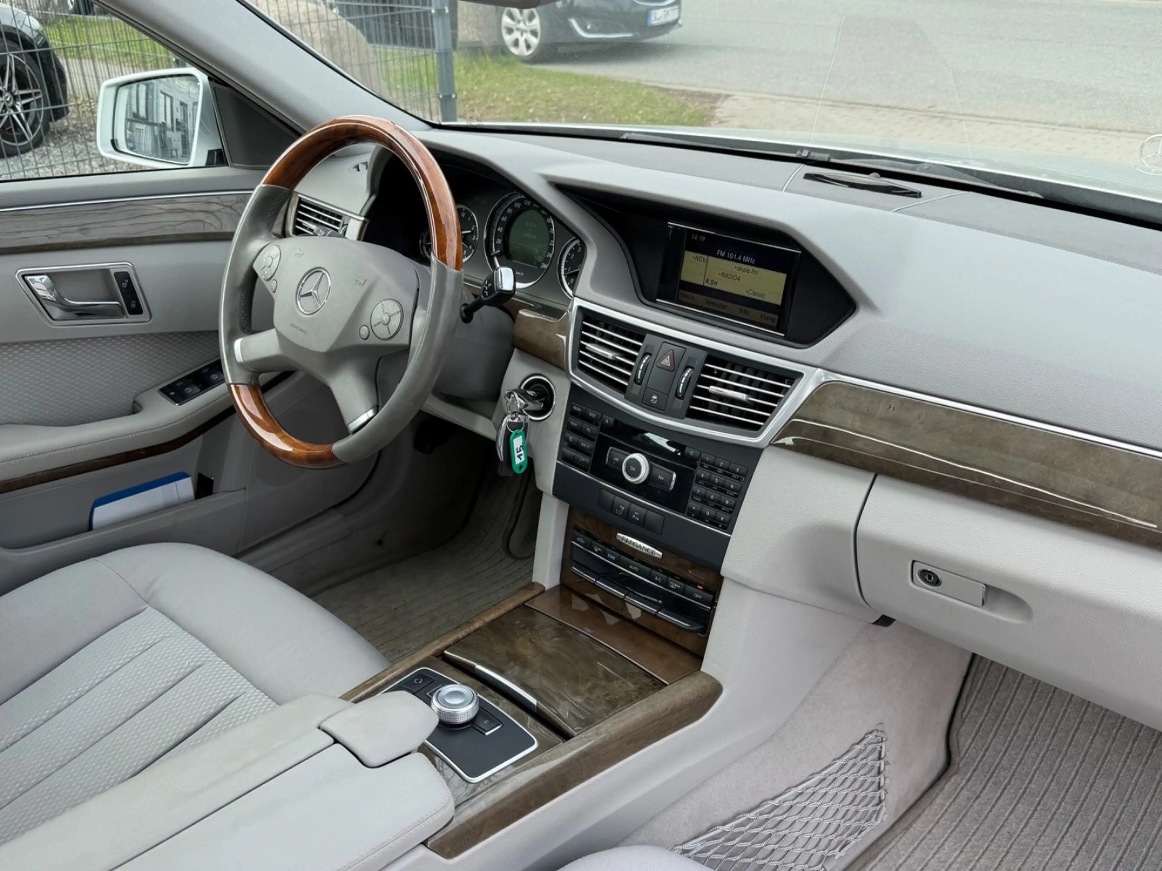 Mercedes-Benz E 350 CGI Elegance S-Dach Temp Navi PDC BE — photo 14