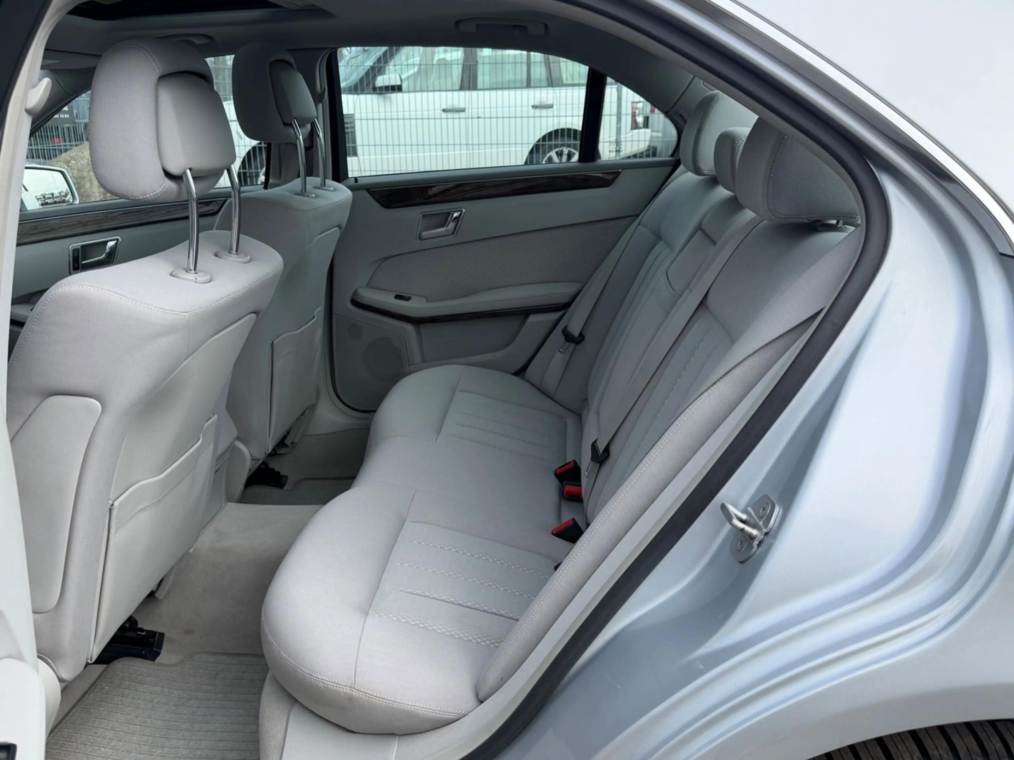 Mercedes-Benz E 350 CGI Elegance S-Dach Temp Navi PDC BE — photo 15