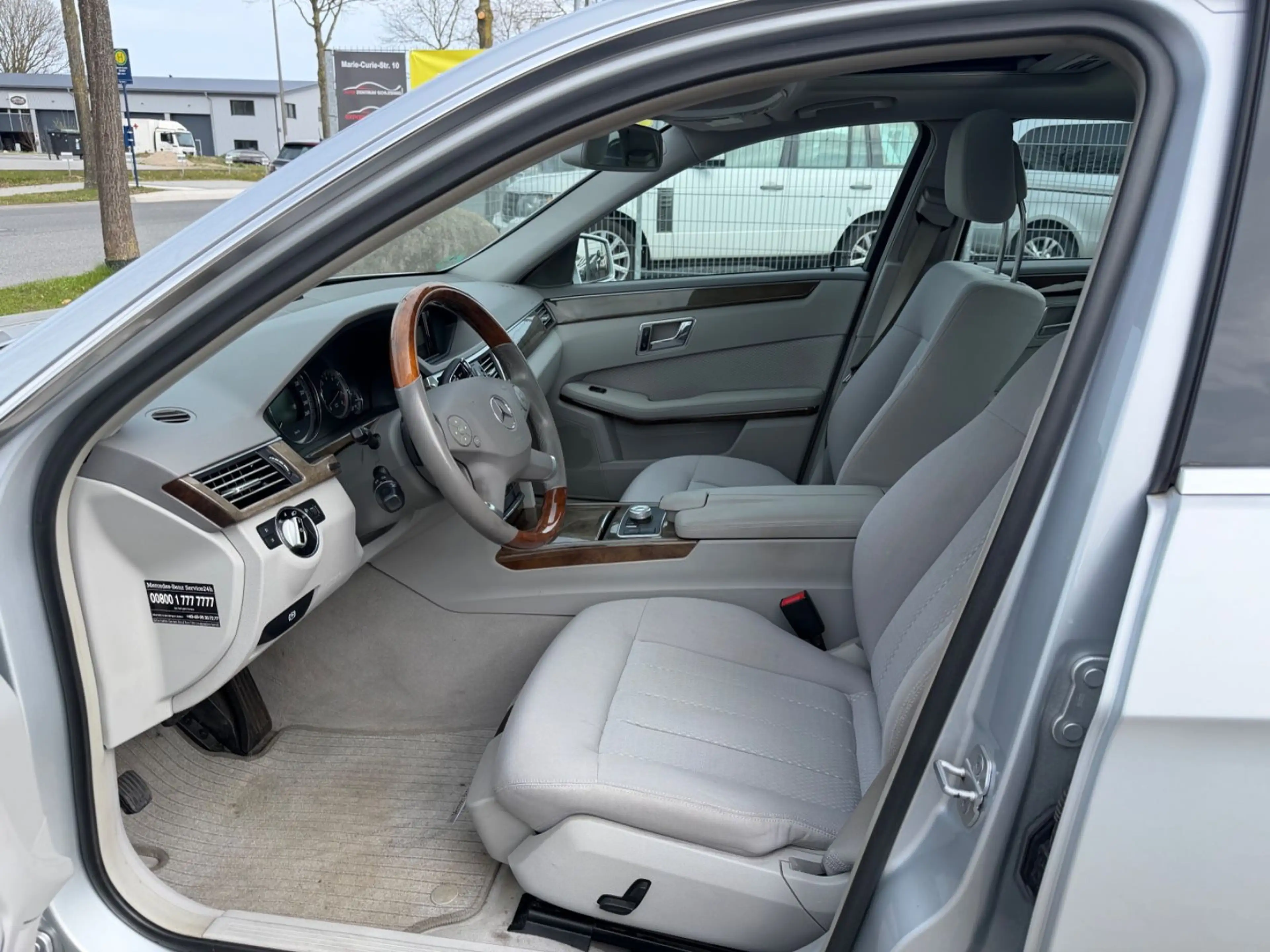 Mercedes-Benz E 350 CGI Elegance S-Dach Temp Navi PDC BE — photo 11