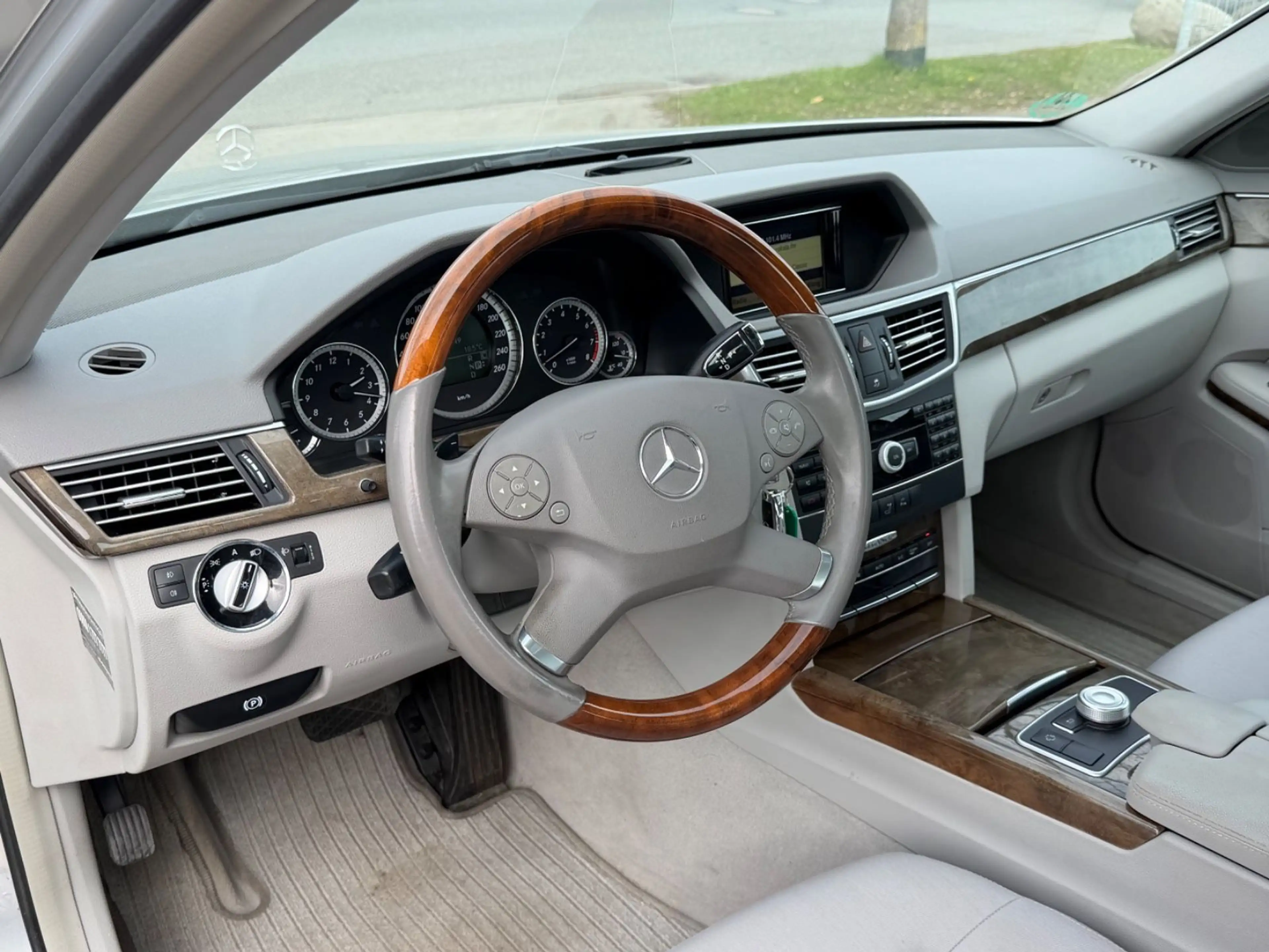 Mercedes-Benz E 350 CGI Elegance S-Dach Temp Navi PDC BE — photo 12