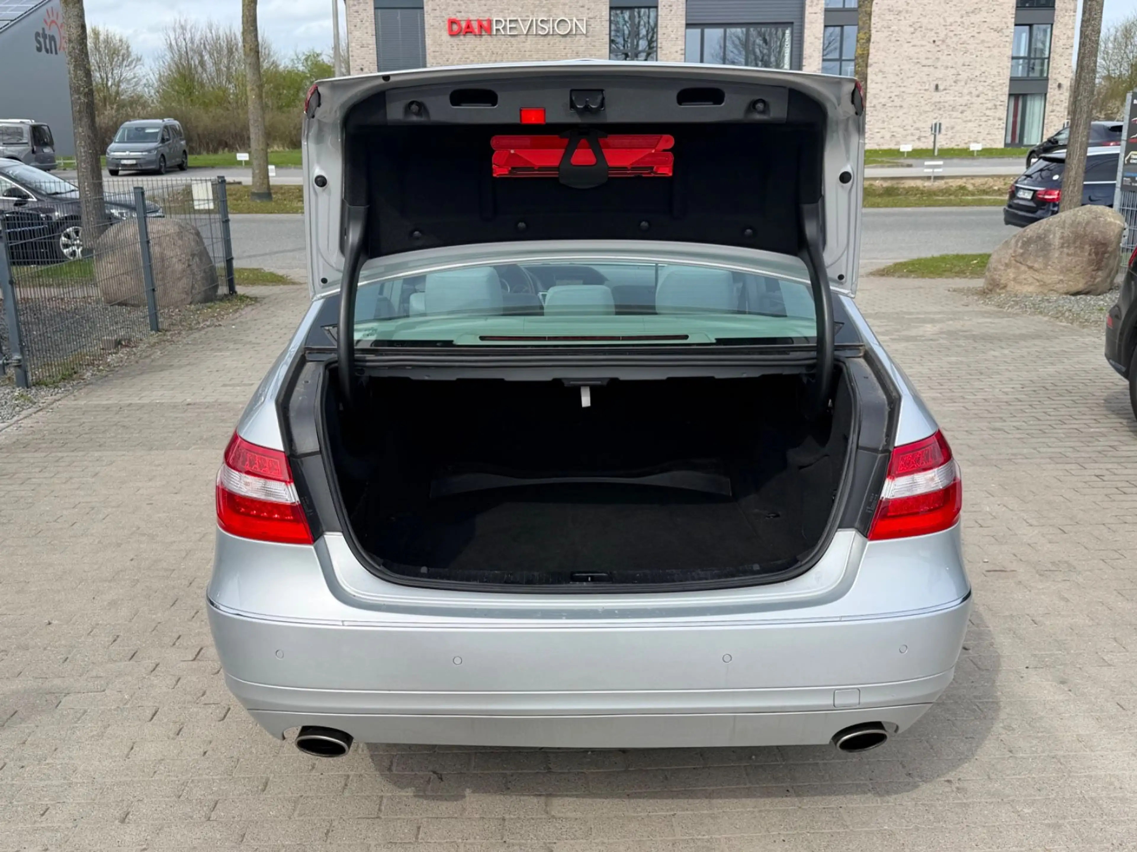 Mercedes-Benz E 350 CGI Elegance S-Dach Temp Navi PDC BE — photo 7