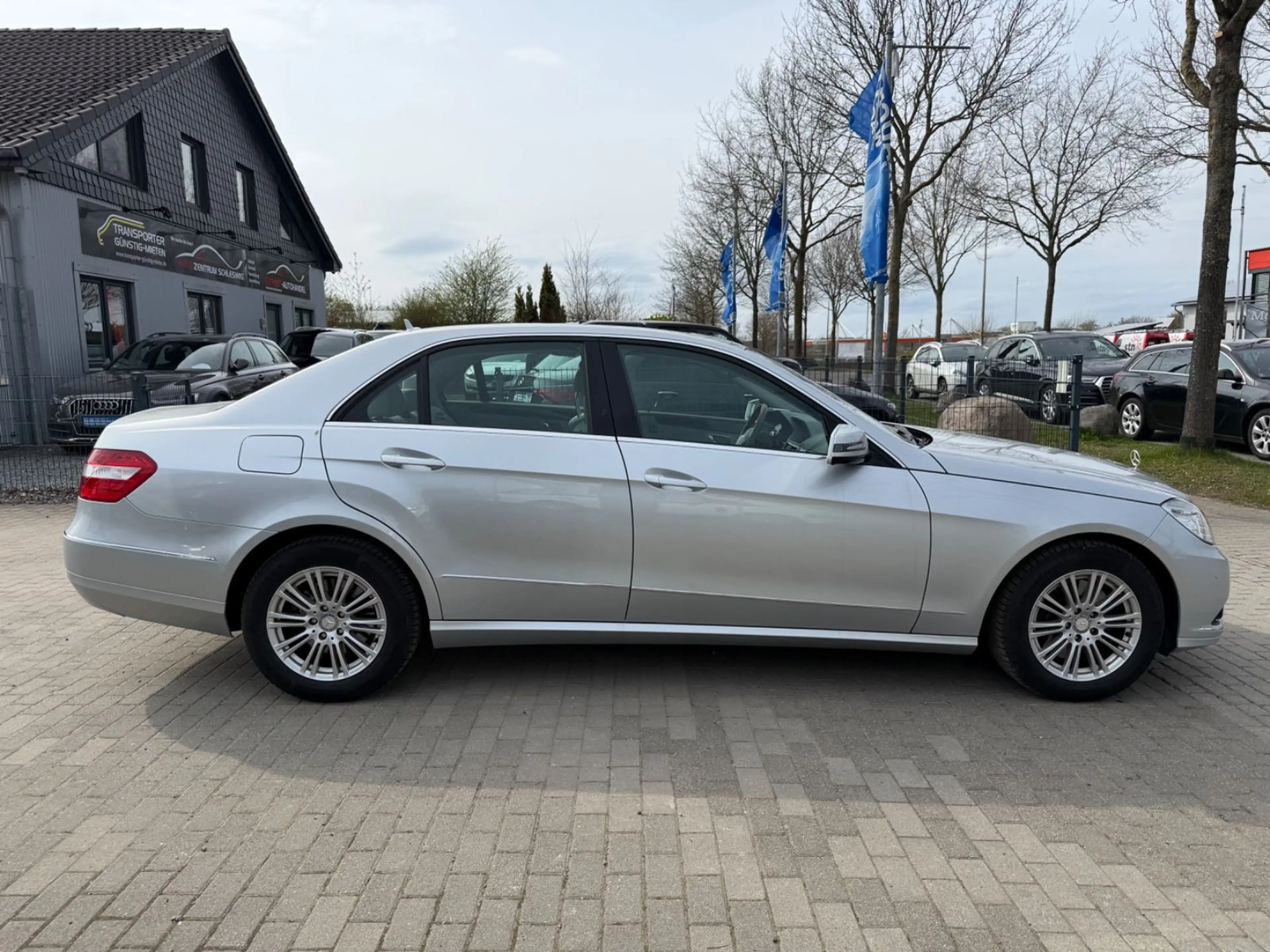 Mercedes-Benz E 350 CGI Elegance S-Dach Temp Navi PDC BE — photo 4