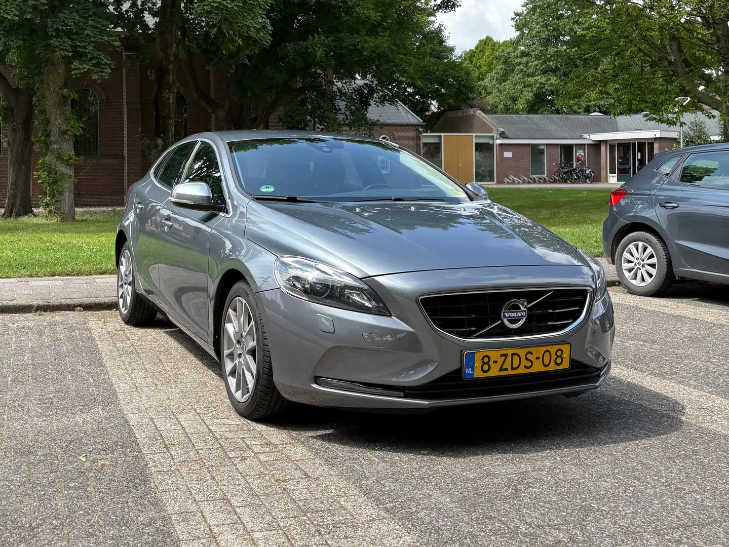 Volvo V40 V40 2.0 D4 Momentum Business Szary - 1