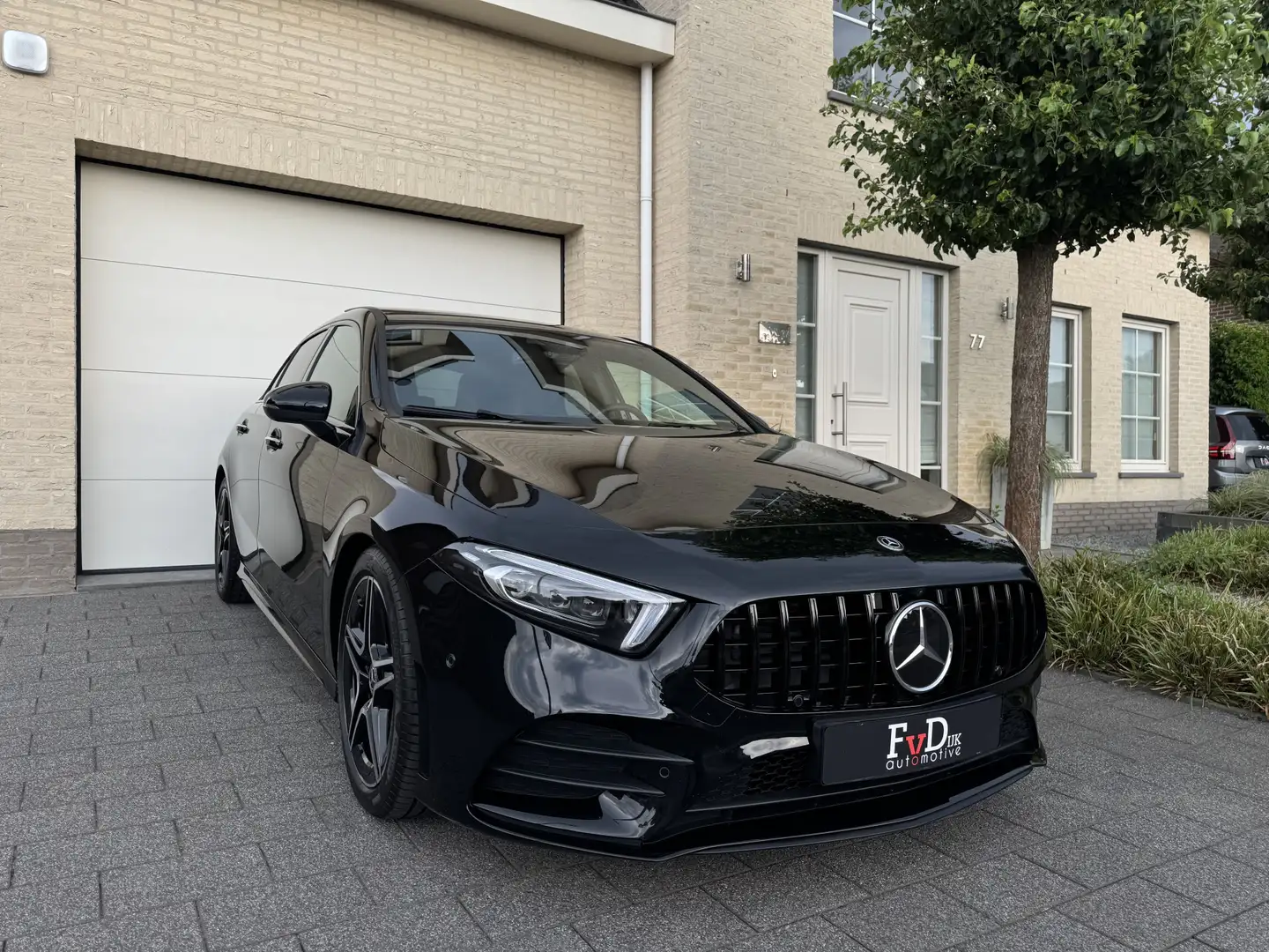 Mercedes-Benz A 180 AMG Aut Panoramadak SportLeder Widescreen Distroni Zwart - 1