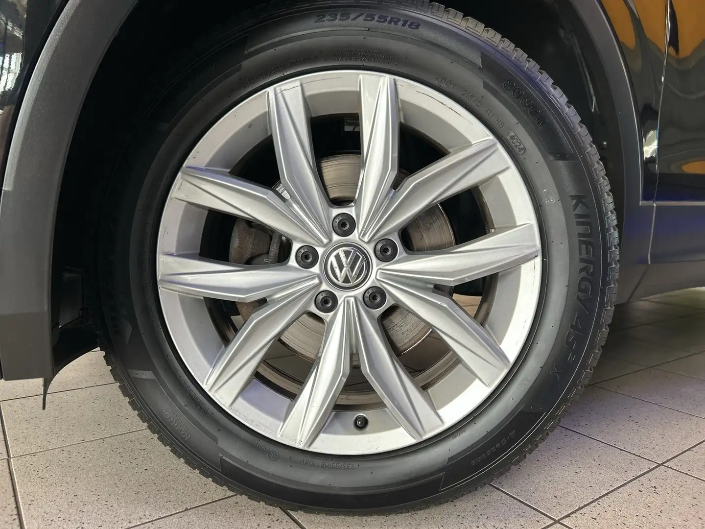 Volkswagen Tiguan Highline 2.0 TDI LED+4 MOTION Zwart - 2