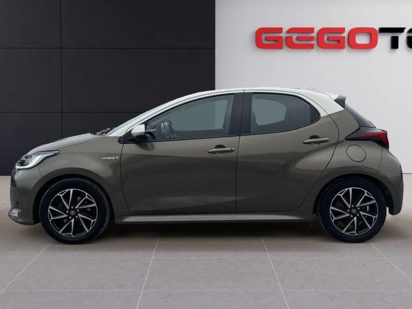 Toyota Yaris 1.5HSD Iconic GPS CARPLAY CAMERA Brons - 2