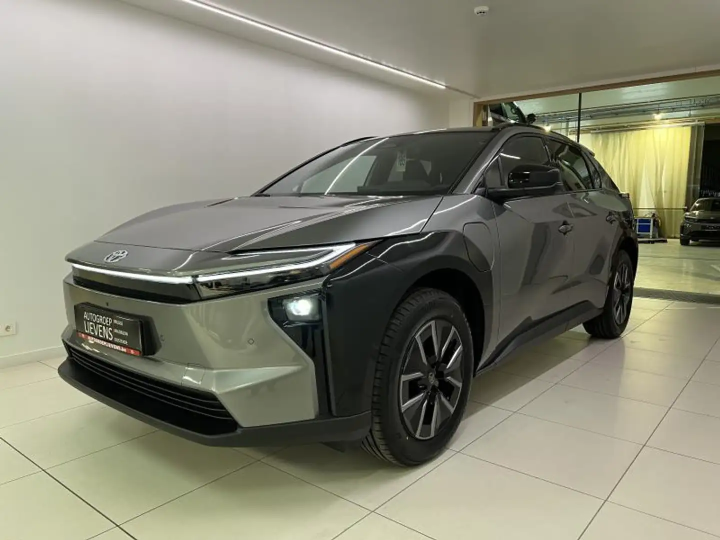 Toyota bZ4X Executive Grijs - 1