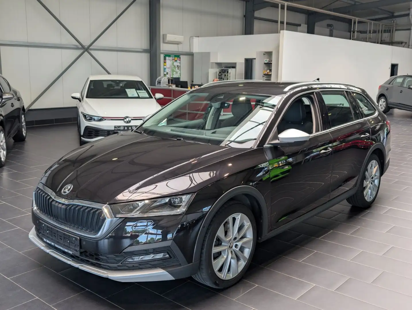 Skoda Octavia Combi 2.0 TDI DSG 4x4 Scout 8fach 1.Hand Schwarz - 1