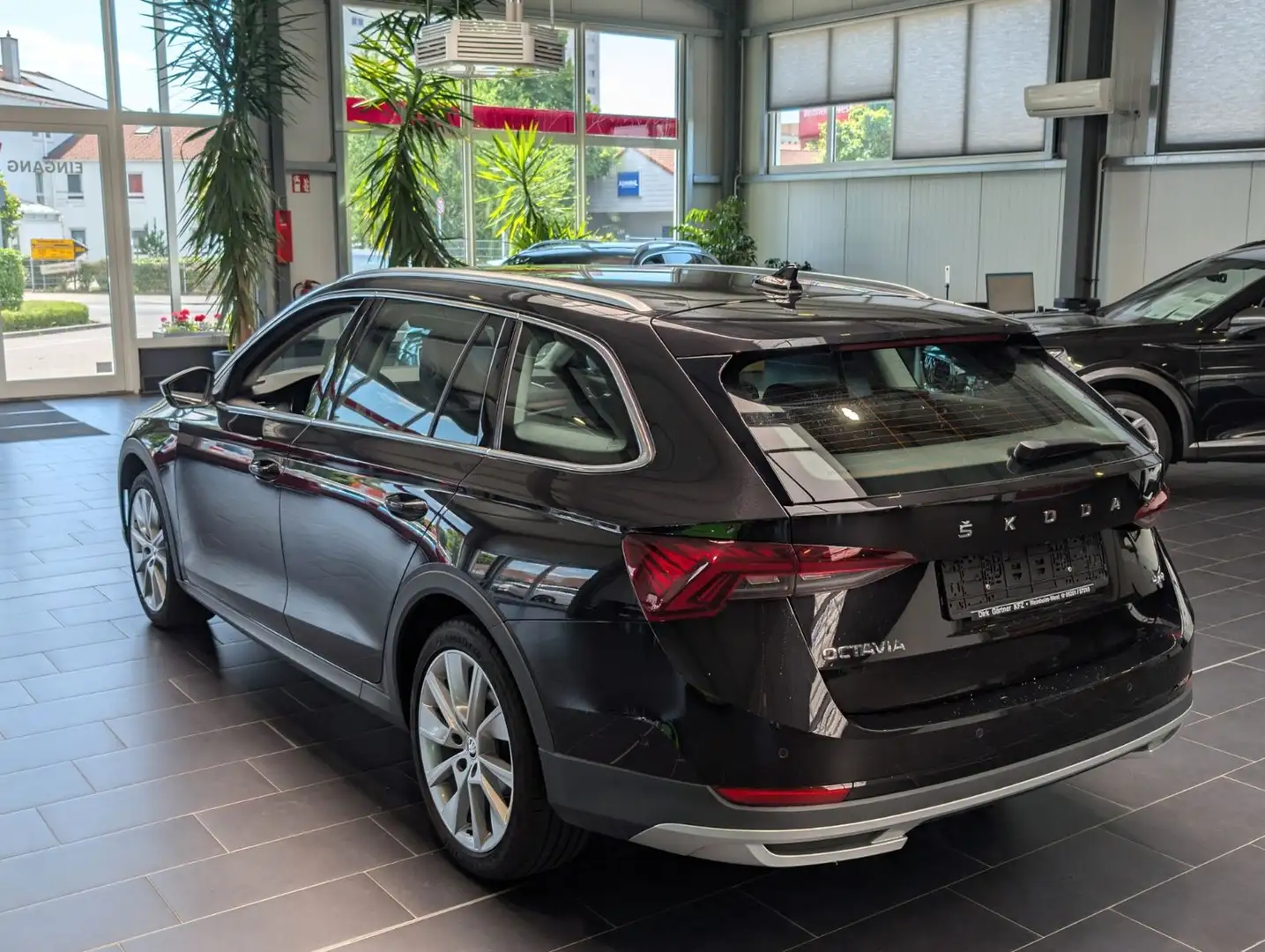 Skoda Octavia Combi 2.0 TDI DSG 4x4 Scout 8fach 1.Hand Schwarz - 2