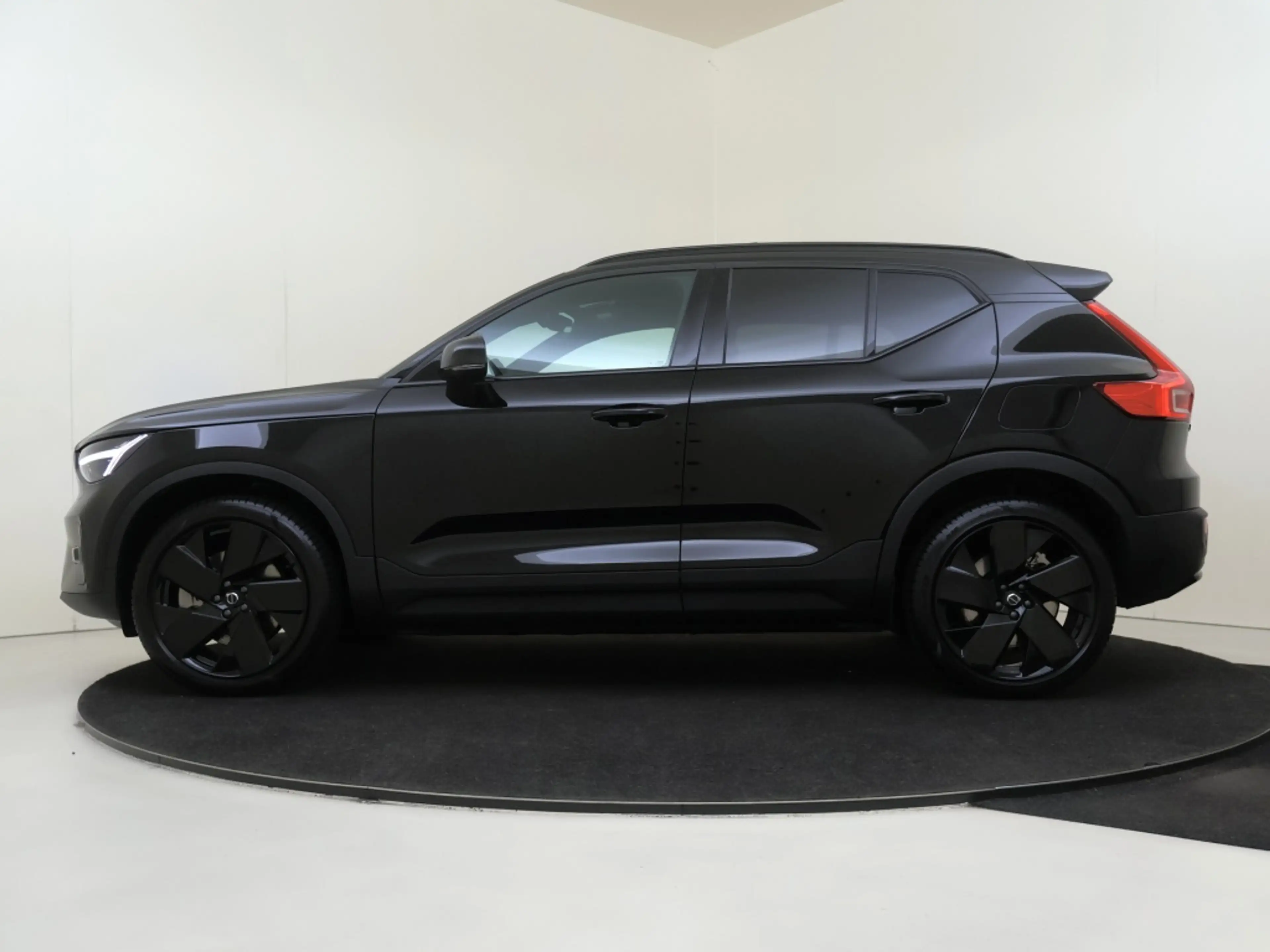Volvo EX40 Extend. Plus Black Ed. 82kWh — photo 2