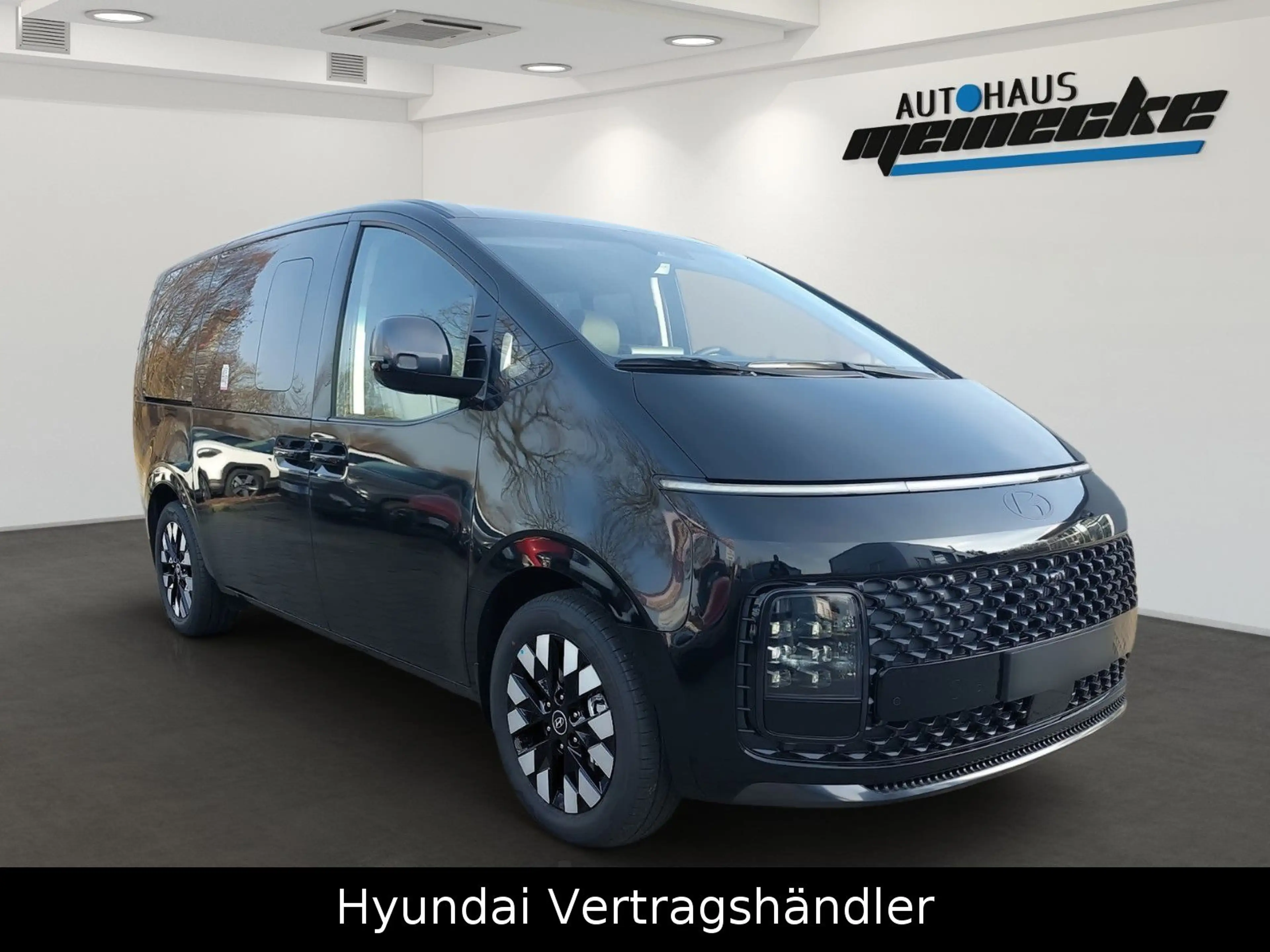 Hyundai STARIA Signature Hybrid 2WD — photo 2