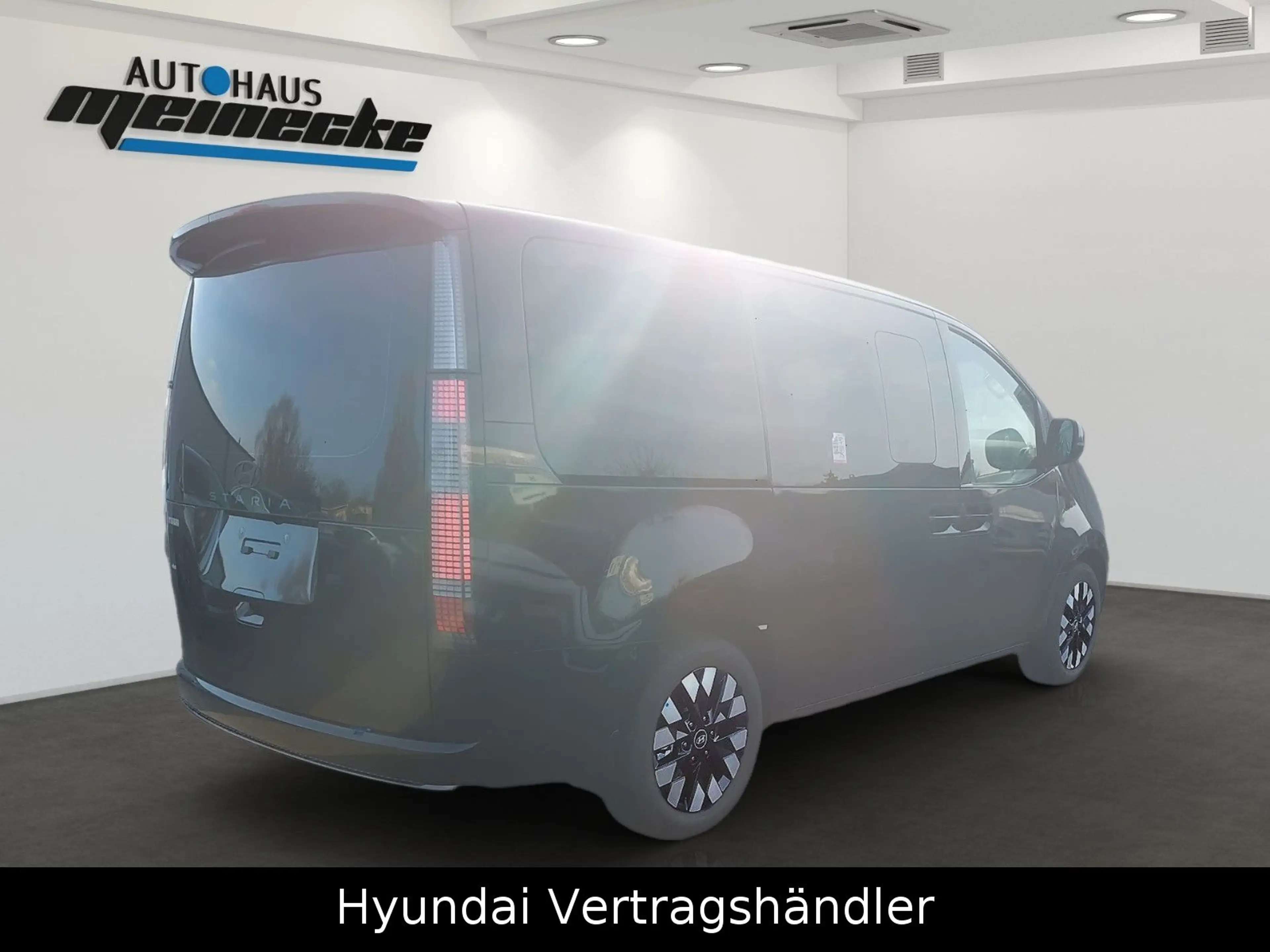 Hyundai STARIA Signature Hybrid 2WD — photo 3