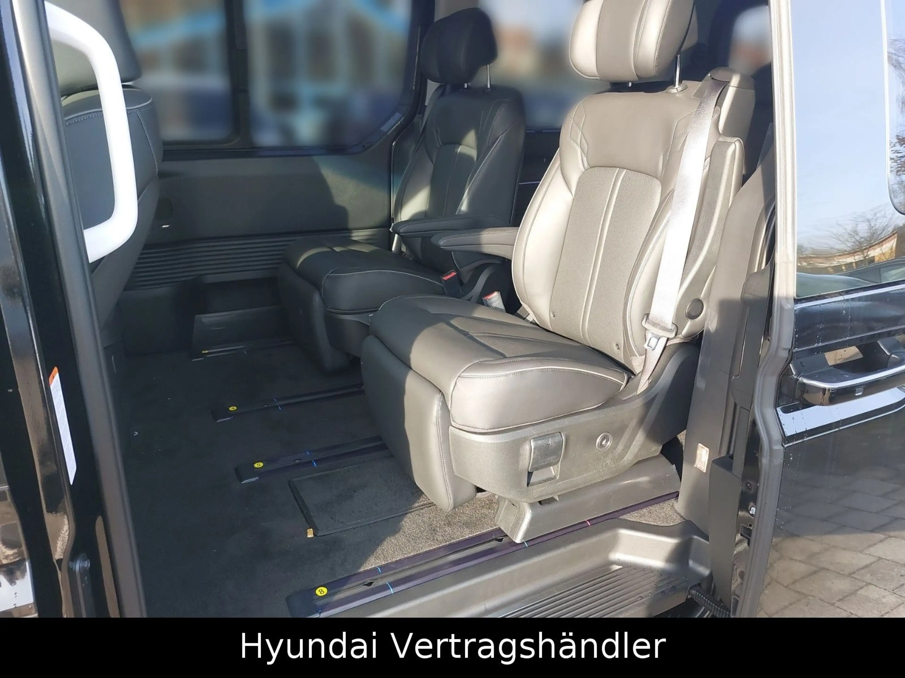 Hyundai STARIA Signature Hybrid 2WD — photo 11