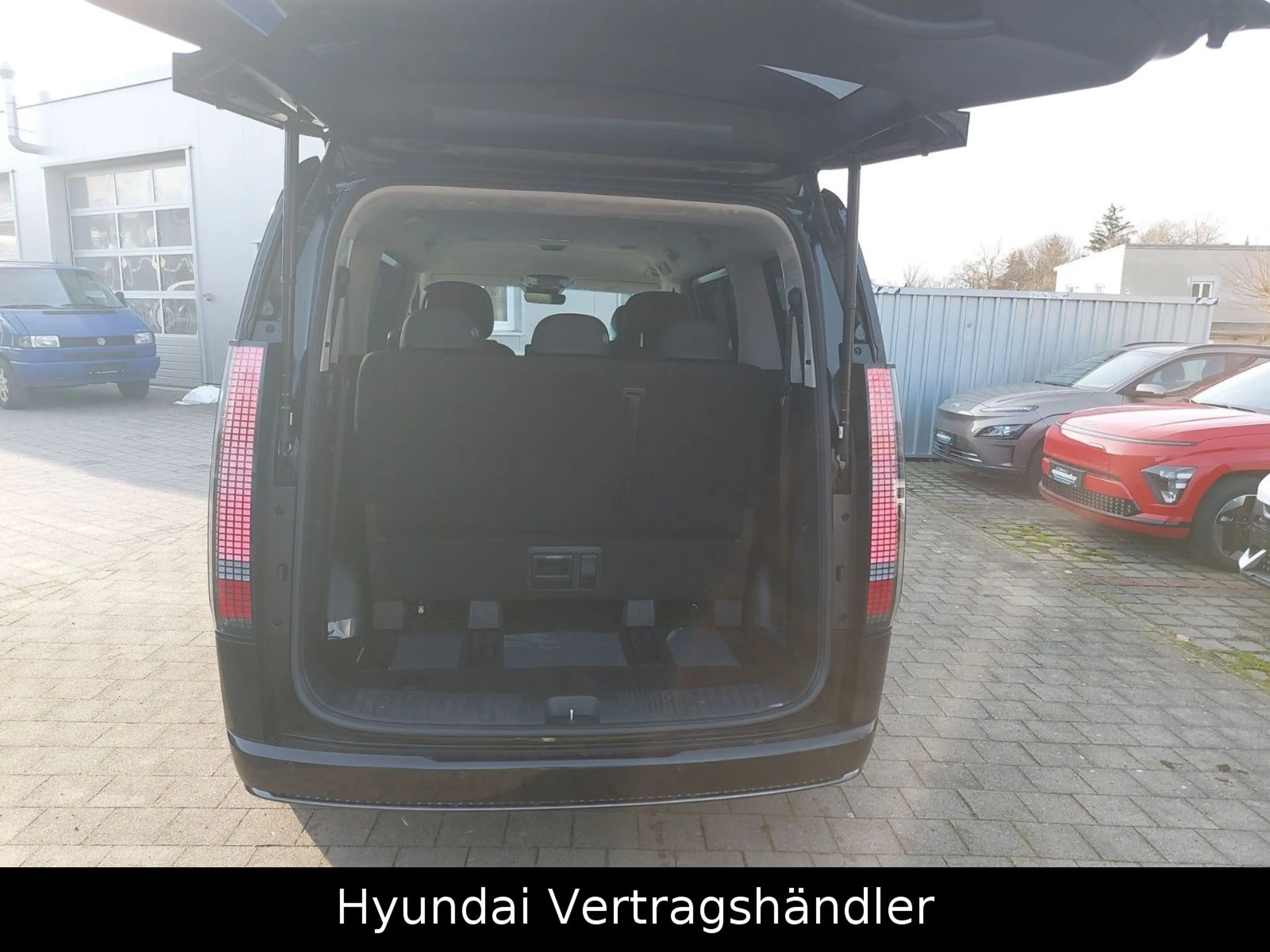 Hyundai STARIA Signature Hybrid 2WD — photo 12