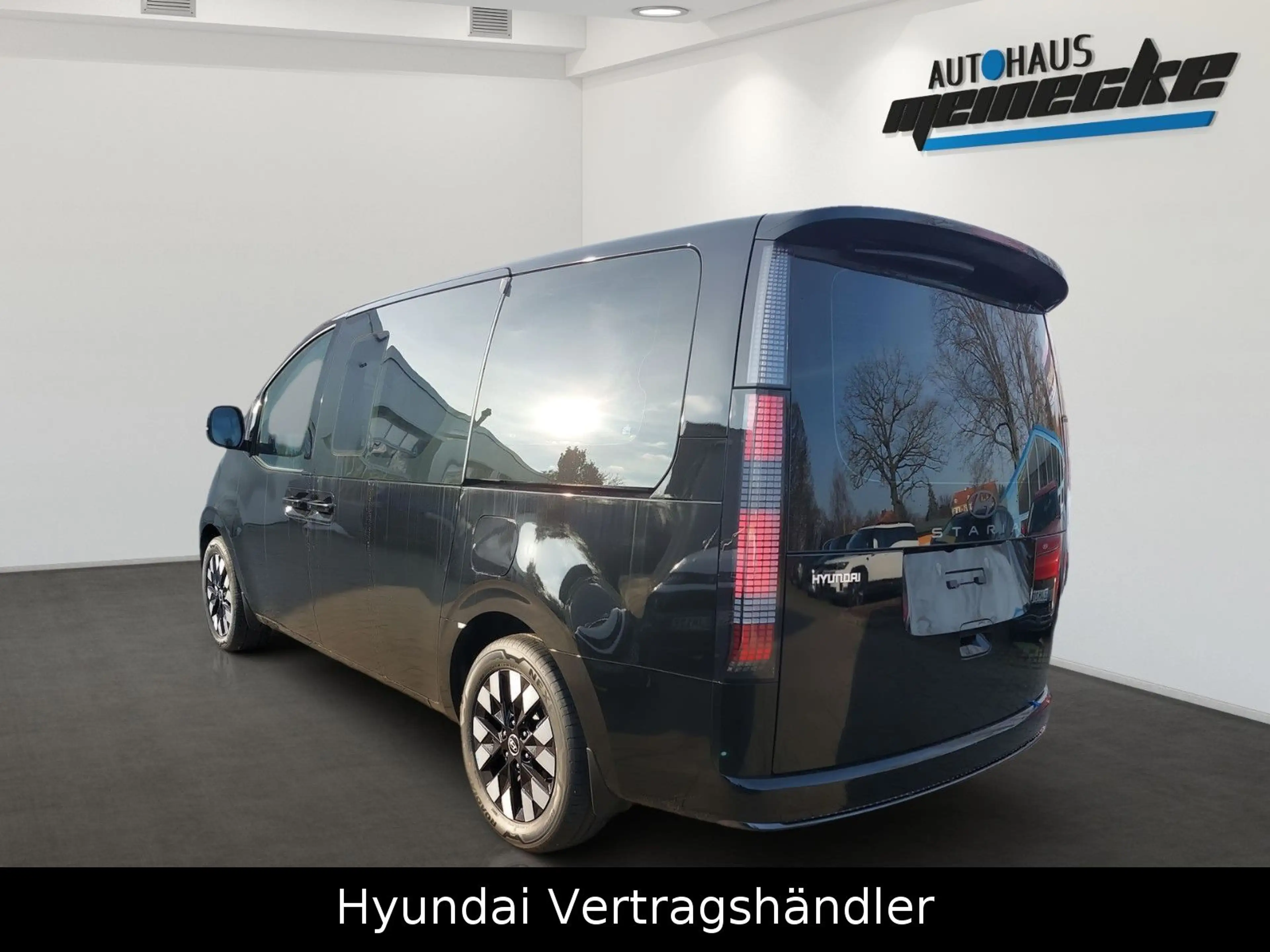 Hyundai STARIA Signature Hybrid 2WD — photo 4