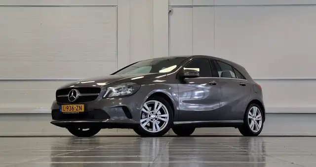 Mercedes-Benz A 180 Ambition Leer Navi Camera LED Parkeerhulp voor & a