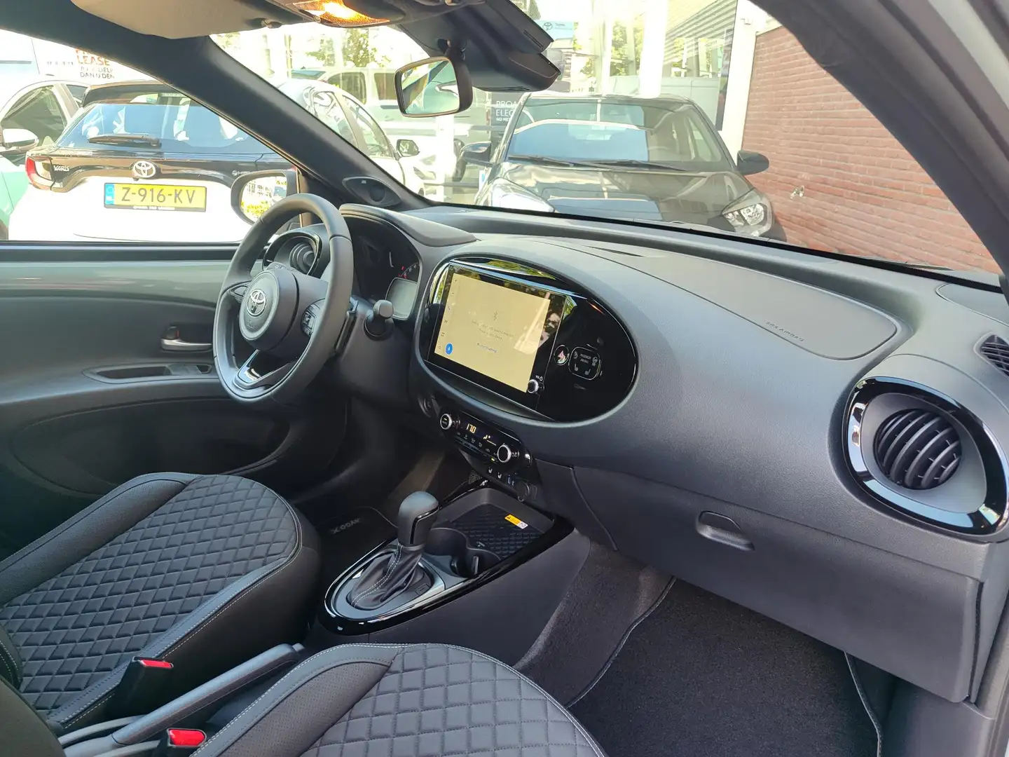 Toyota Aygo X PREMIUM AUTOMAAT NIEUW DIRECT LEVERBAAR! JBL-AUDIO Zwart - 2